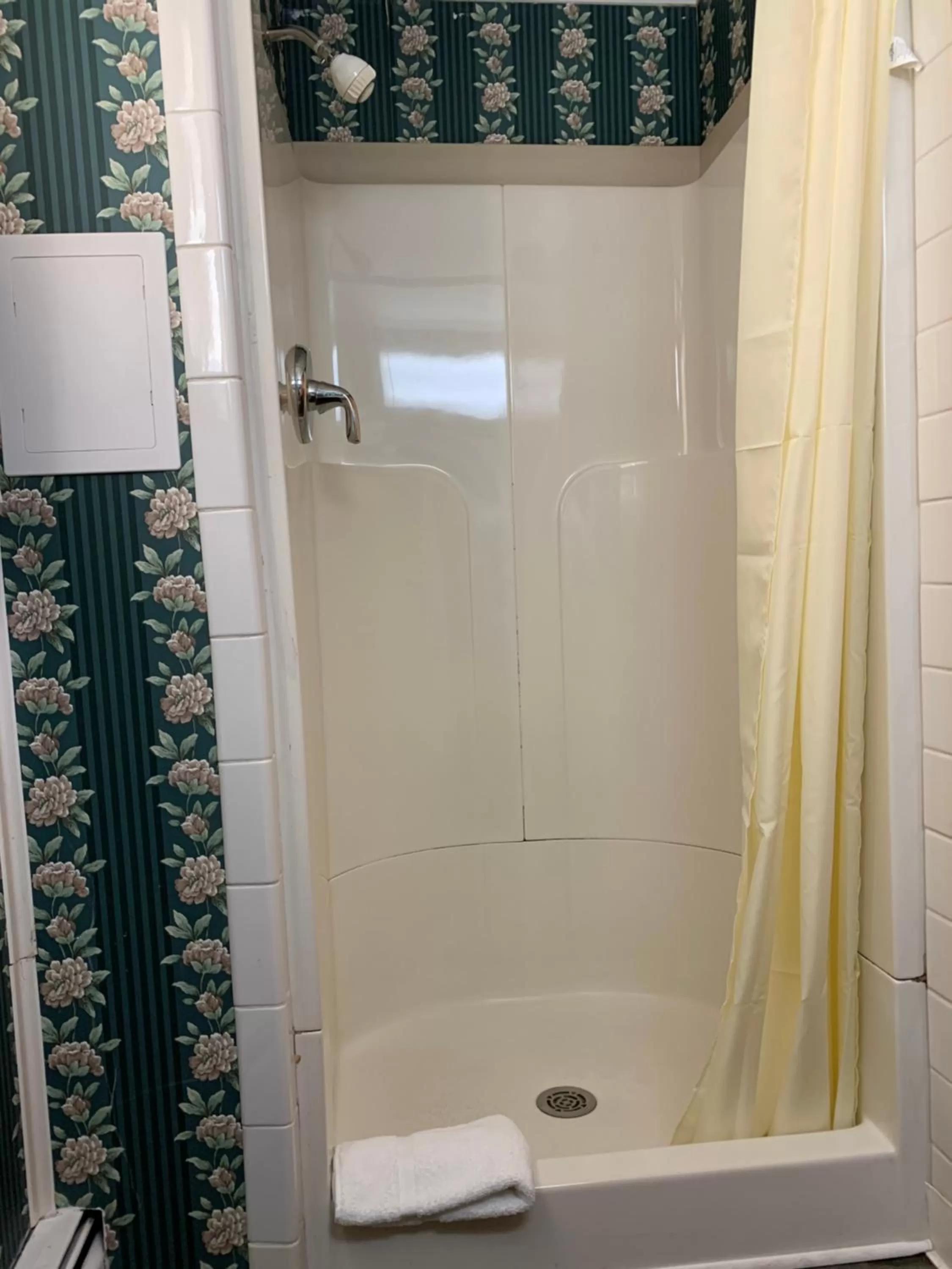 Bathroom in Budget Inn