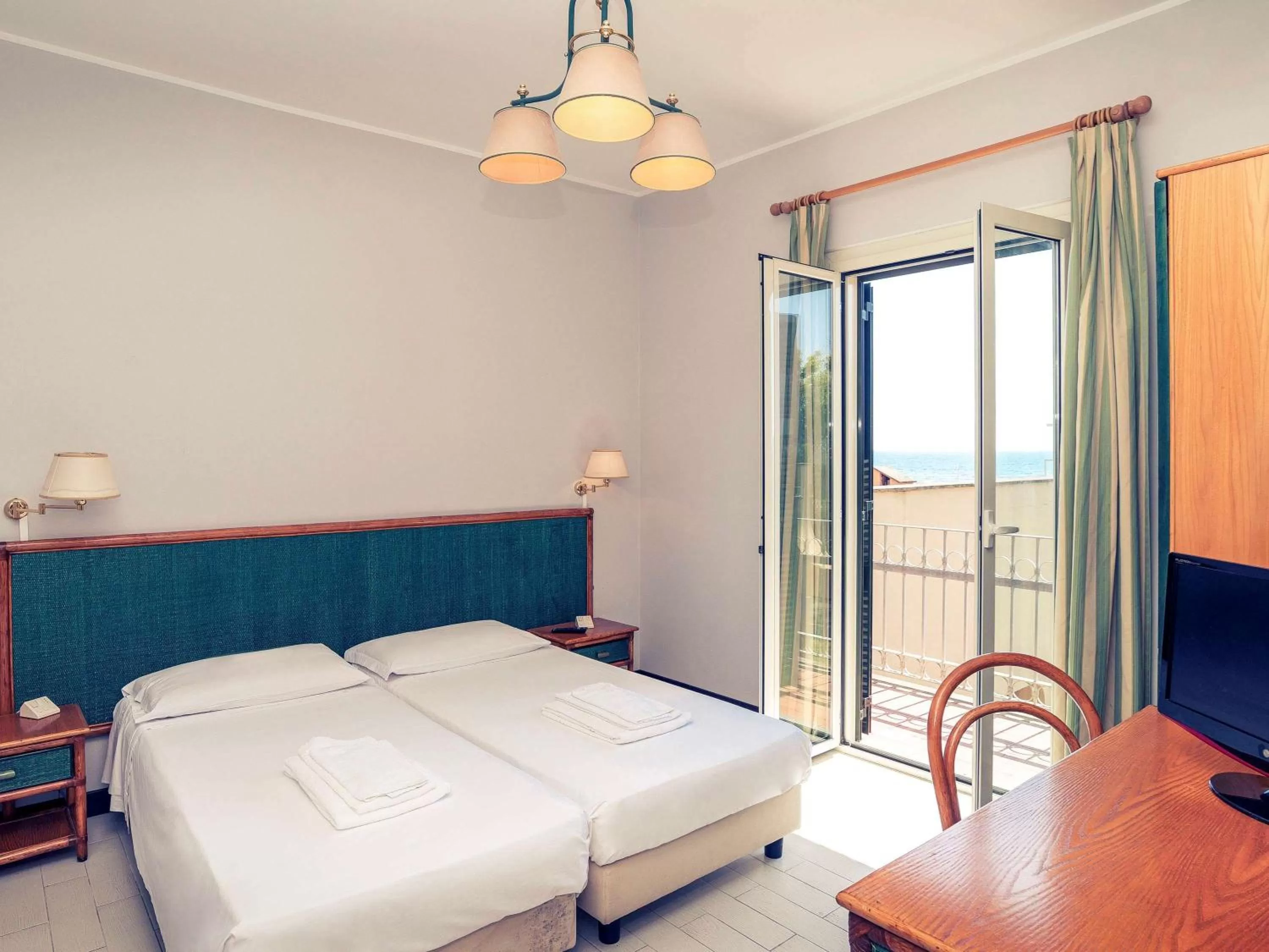 Photo of the whole room in Sunbay Park Hotel