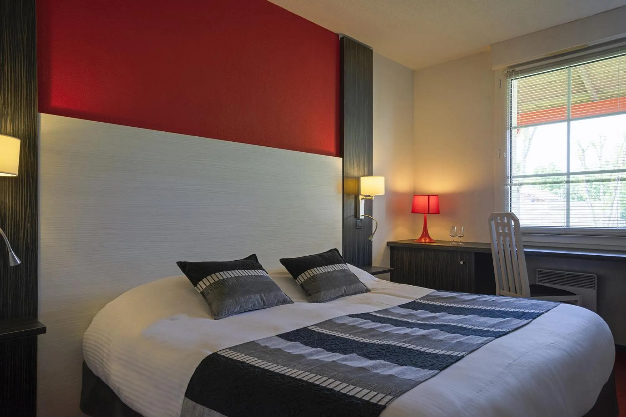 Bedroom, Bed in The Originals Boutique, Hôtel Le Pillebois, Bourg-en-Bresse Nord
