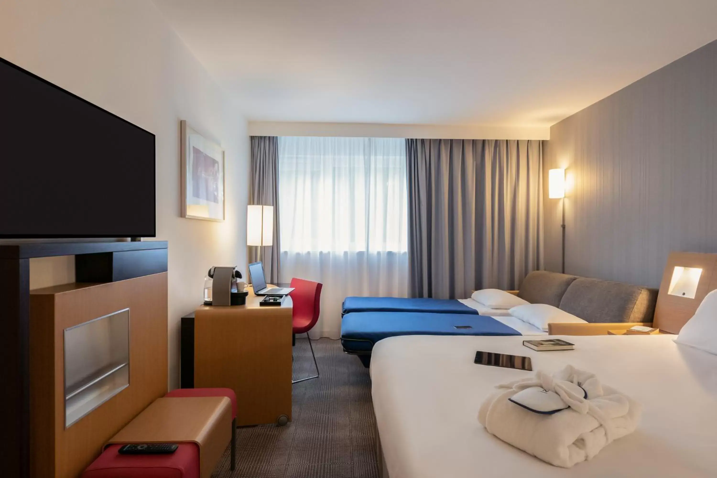 TV and multimedia, TV/Entertainment Center in Novotel Roissy Saint Witz