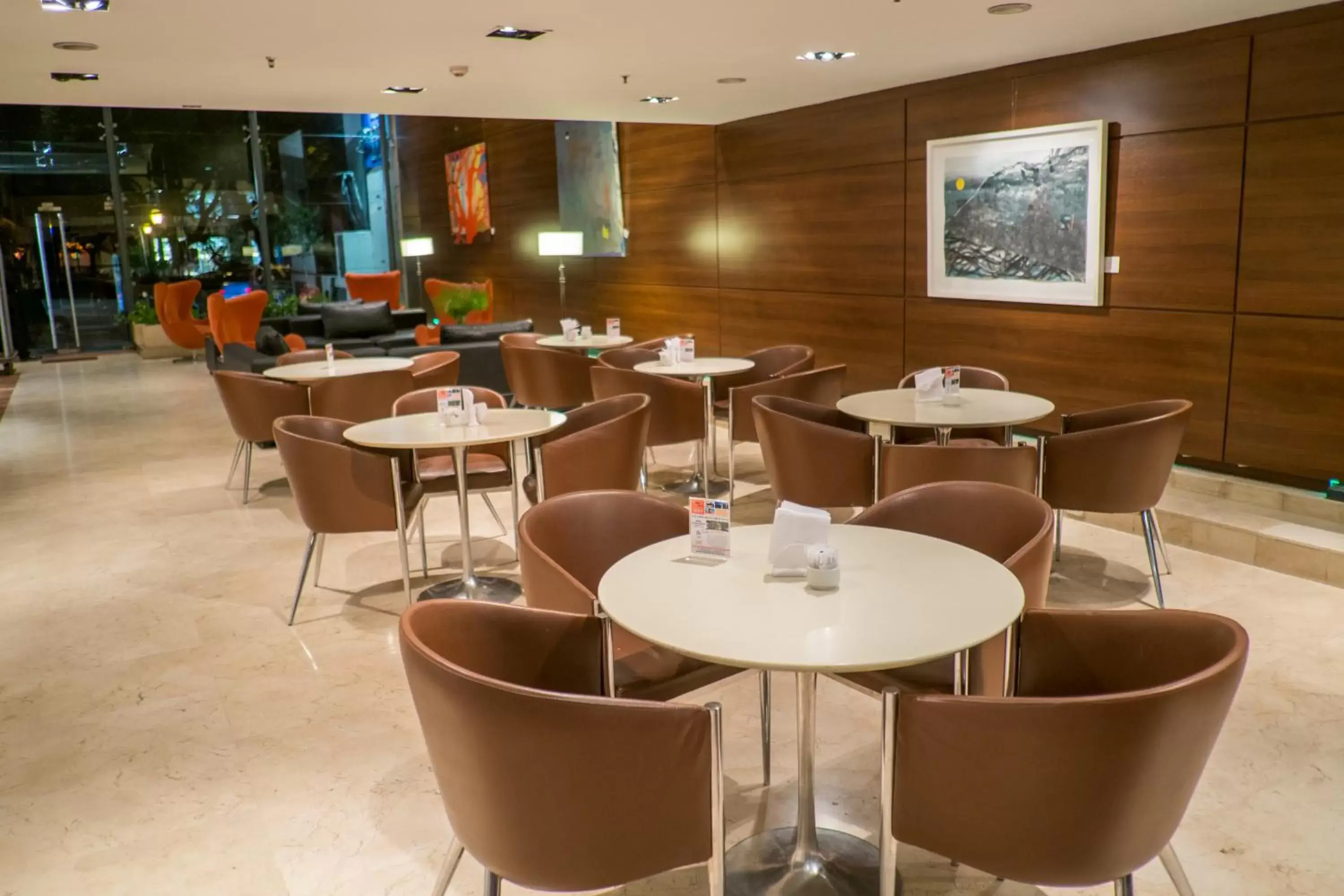 Lounge or bar, Restaurant/Places to Eat in Howard Johnson La Cañada Hotel & Suites