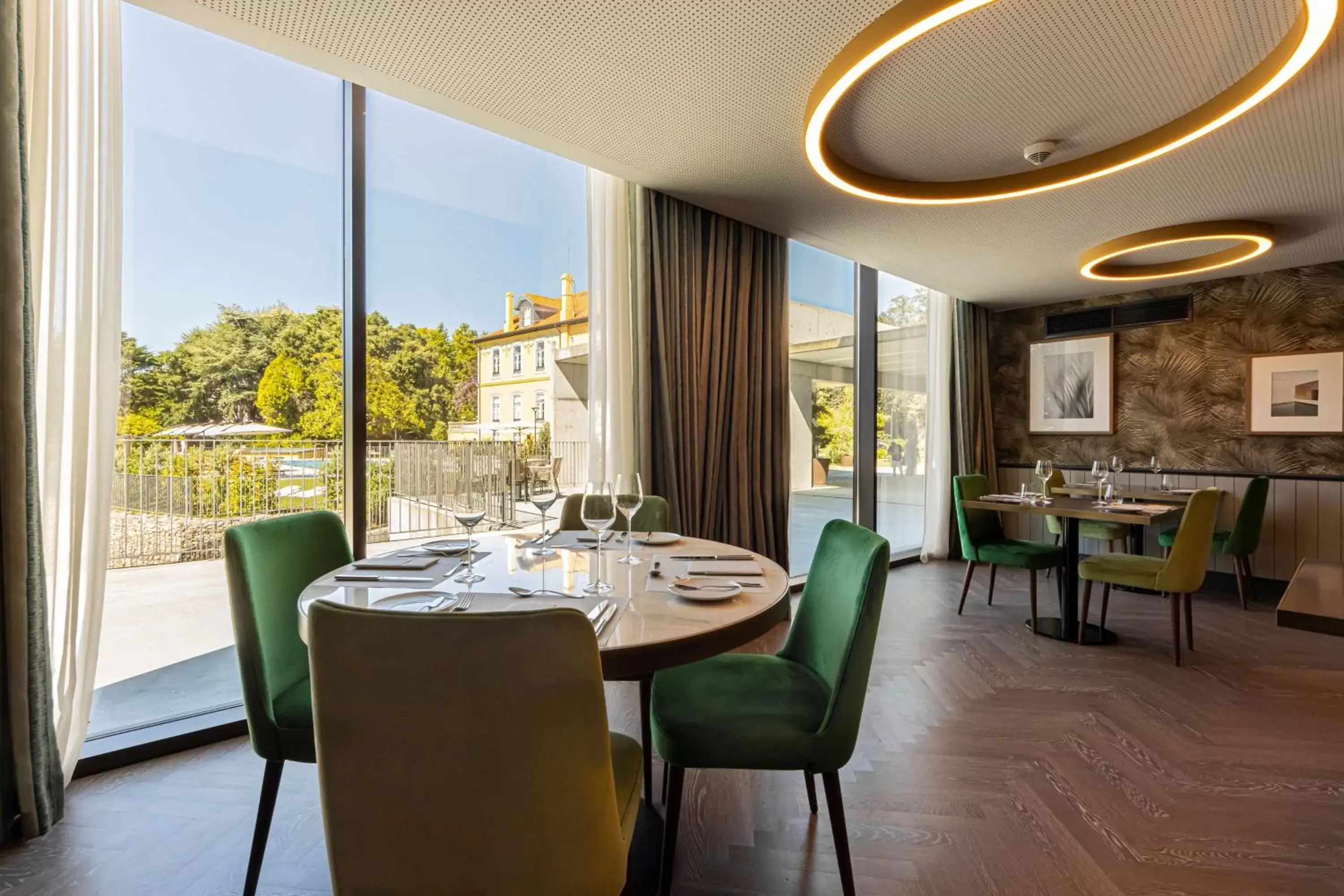 Dining area, Restaurant/Places to Eat in Boeira Garden Hotel Porto Gaia, Curio Collection by Hilton