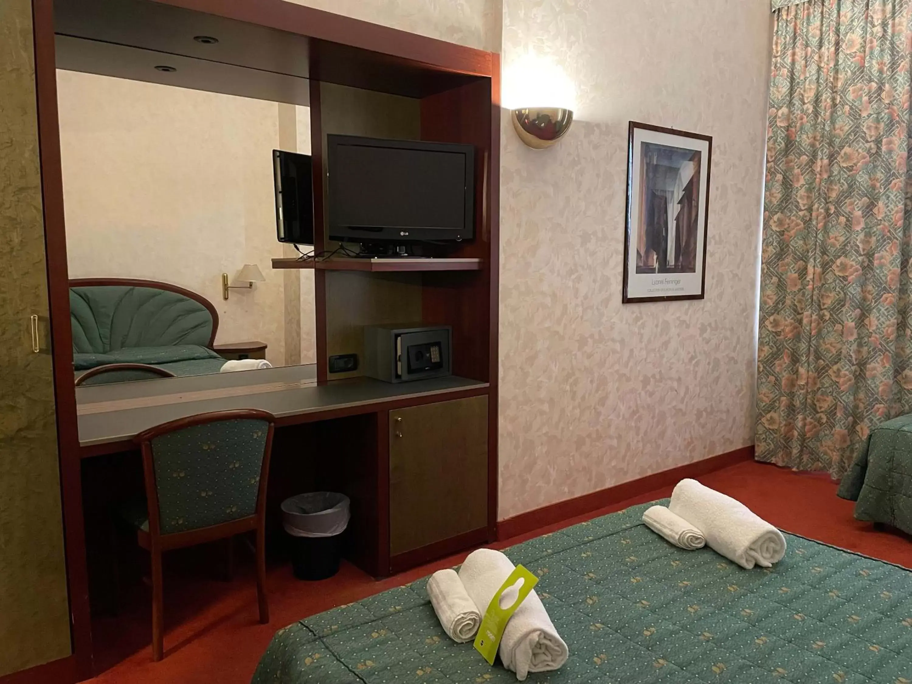 TV and multimedia, Bed in B&B Hotel Borgaro Torinese