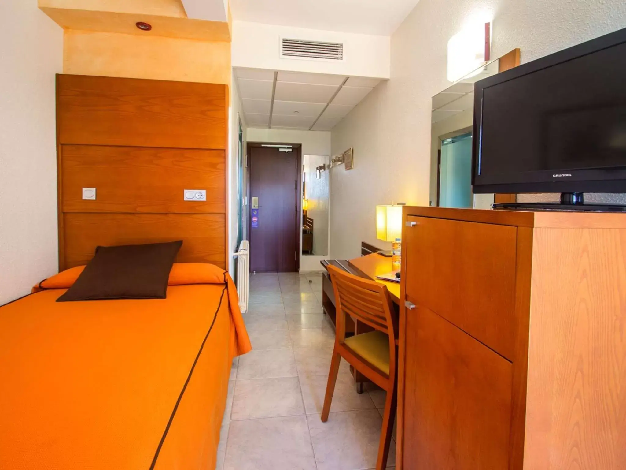 Bedroom, TV/Entertainment Center in Hotel Servigroup Diplomatic