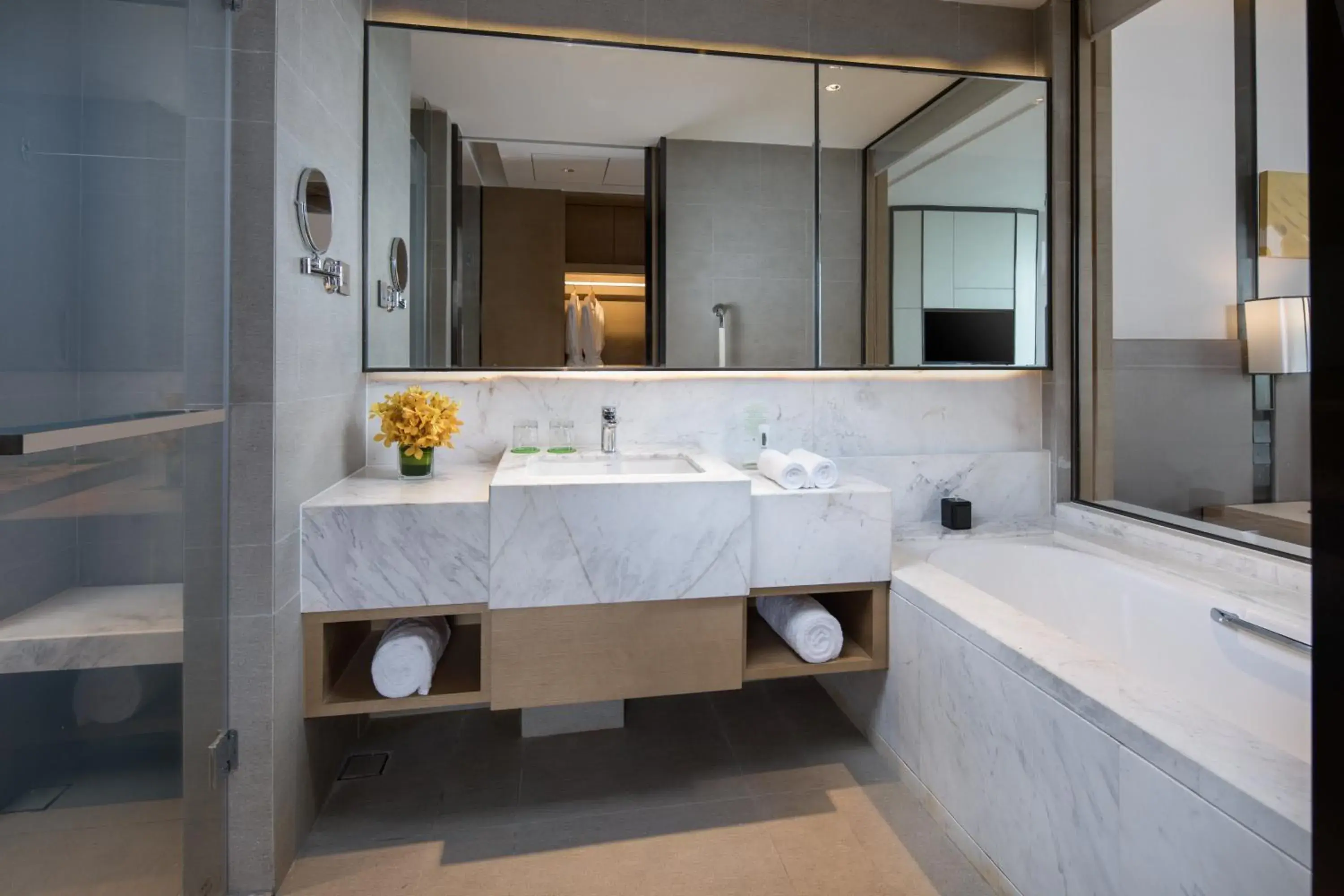 Photo of the whole room, Bathroom in Holiday Inn Nanjing Harbour, an IHG Hotel