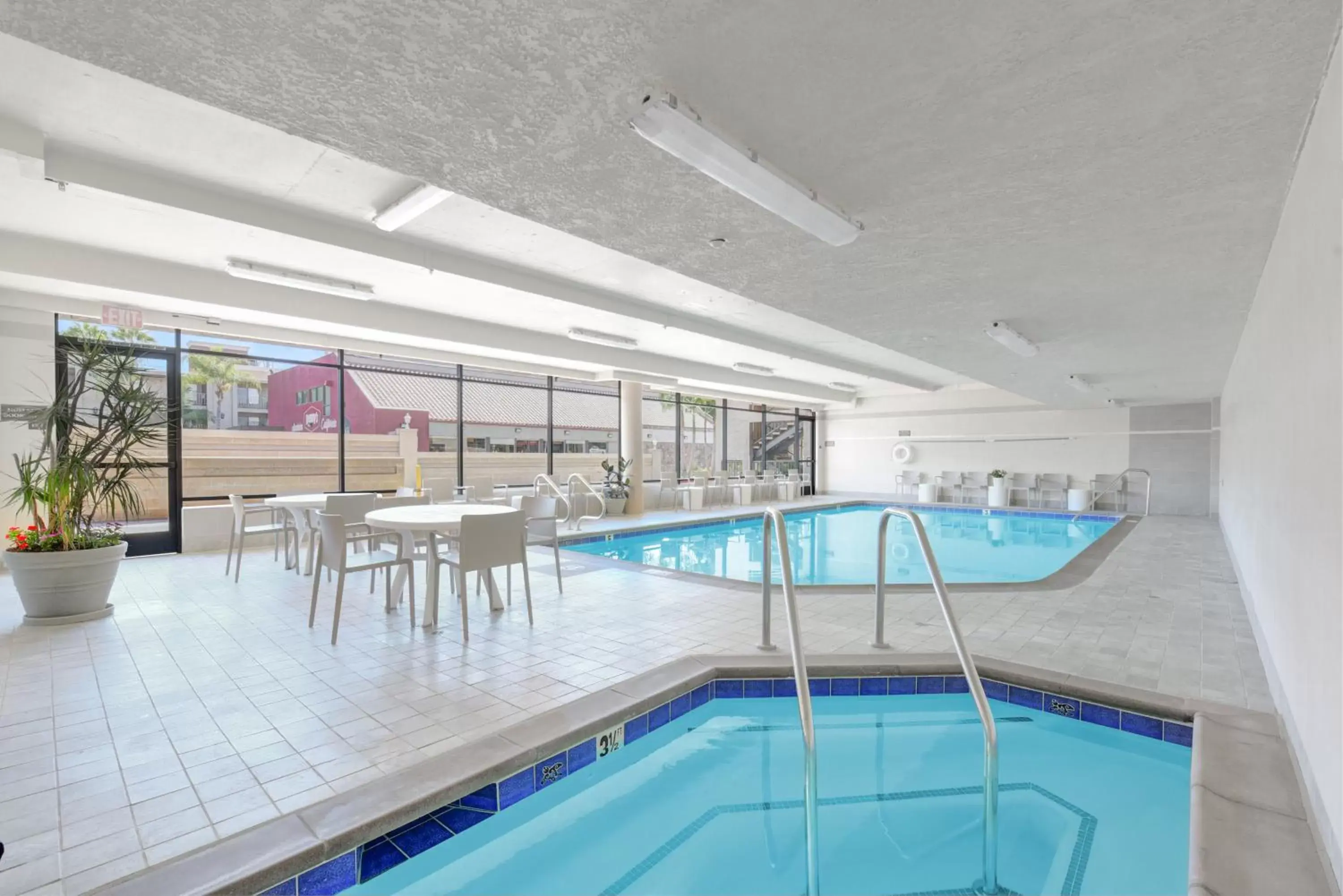 Hot Tub, Swimming Pool in Anaheim Desert Inn & Suites