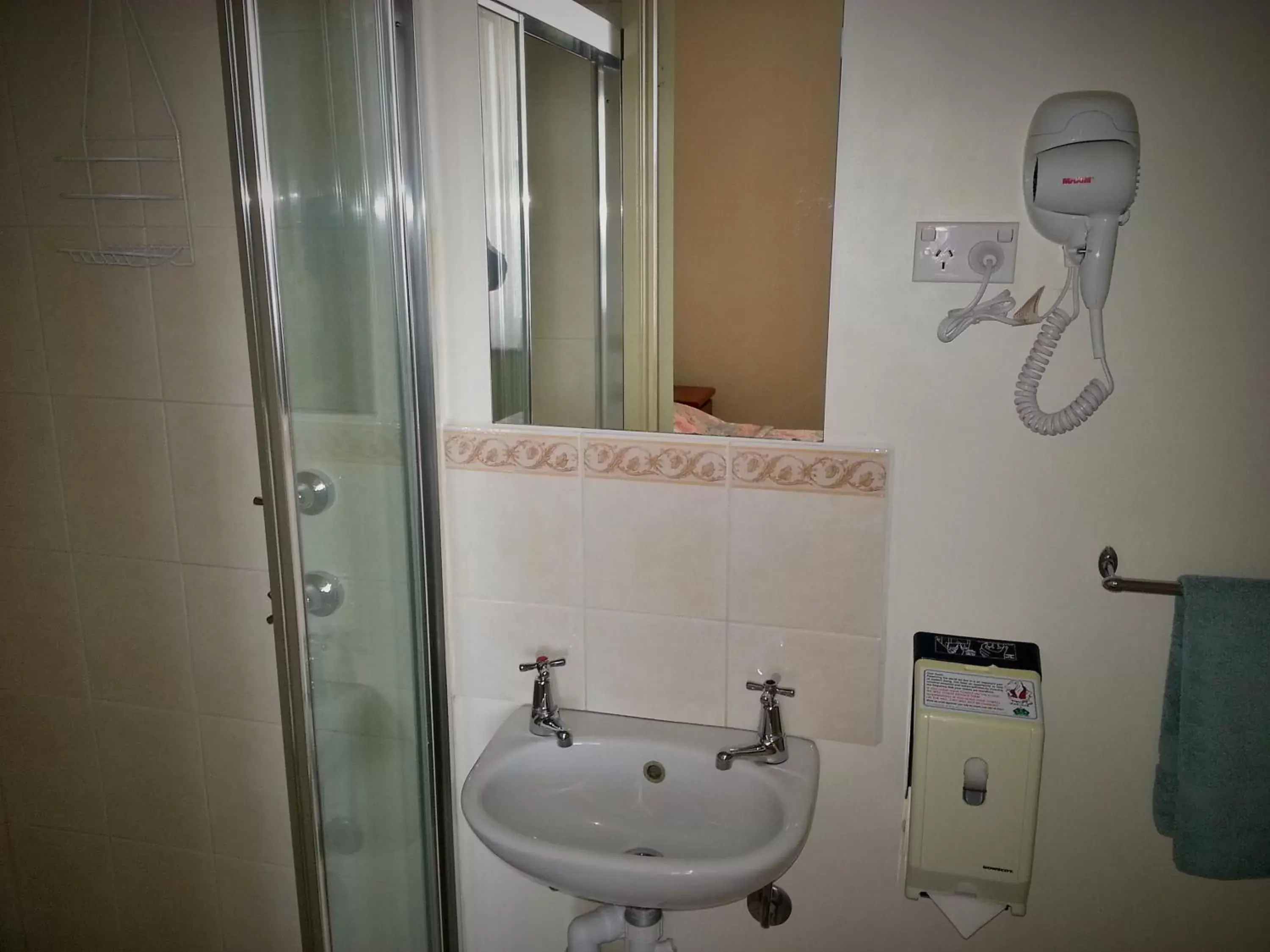 Standard Queen Room - single occupancy in Sonbern Lodge Motel Standard Queen Room - single occupancy in Sonbern Lodge Motel