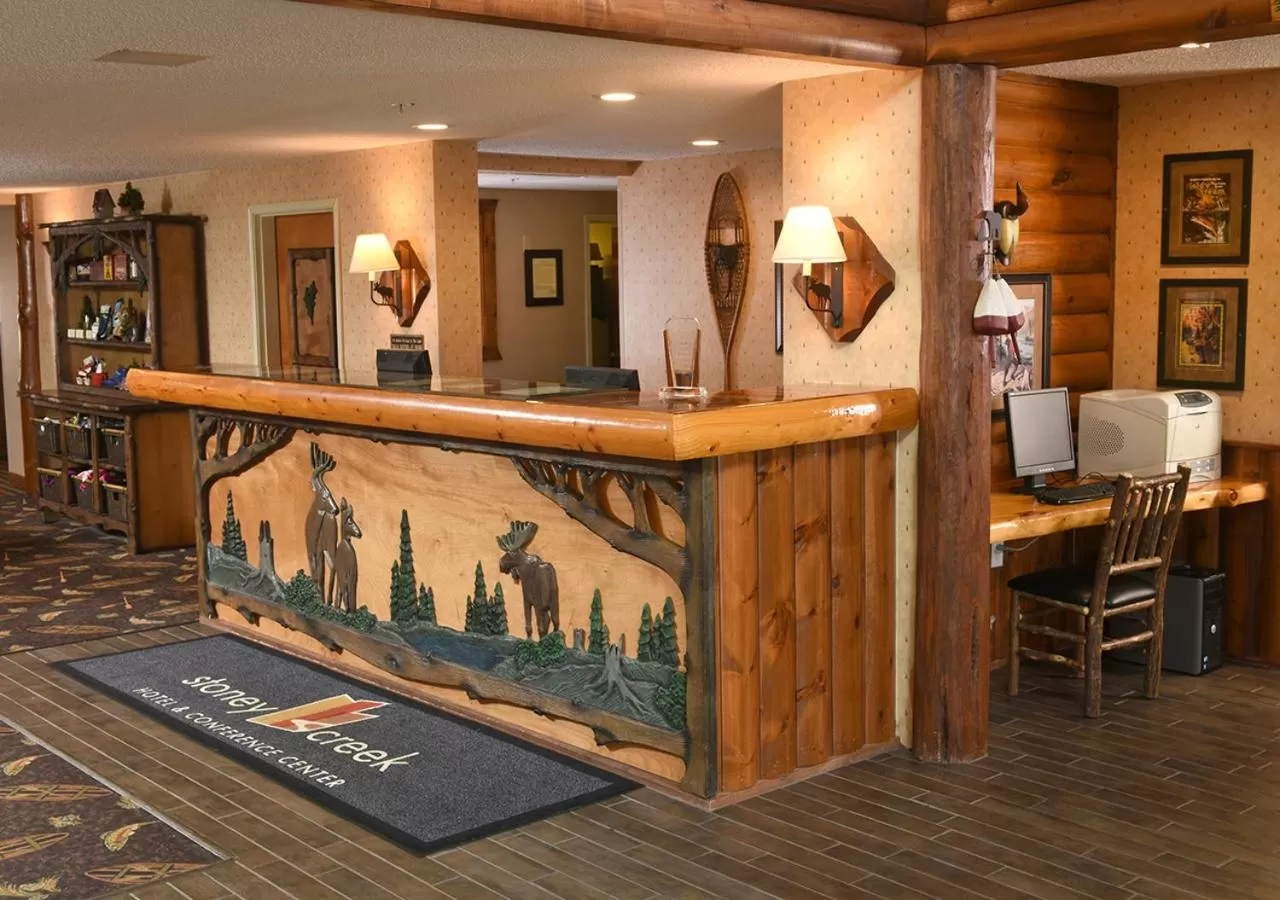 Lobby or reception in Cedar Creek Hotel Wausau - Rothschild