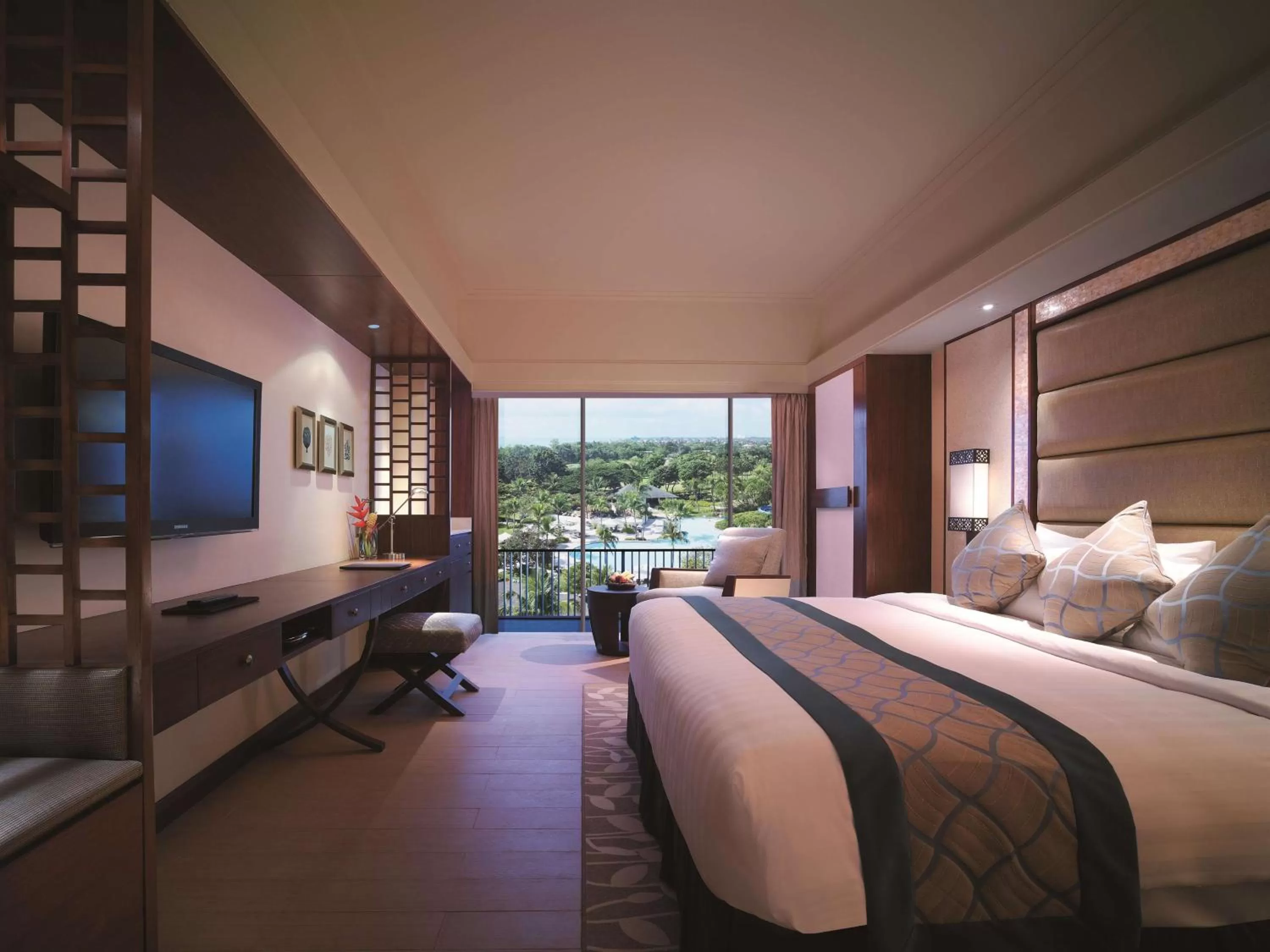 Photo of the whole room, Bed in Shangri-La Mactan, Cebu