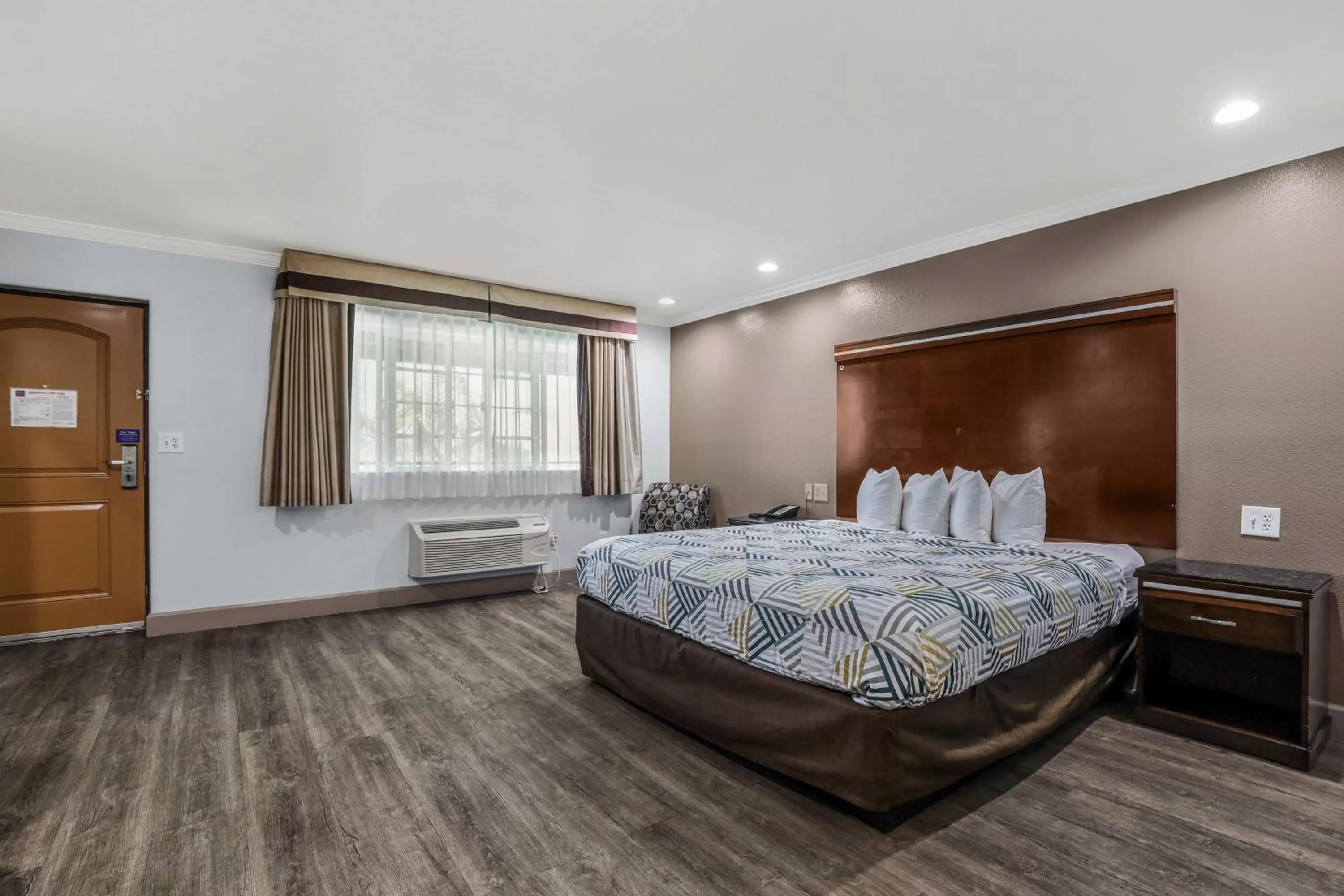 Bedroom, Bed in Motel 6 Carlsbad, Ca- North