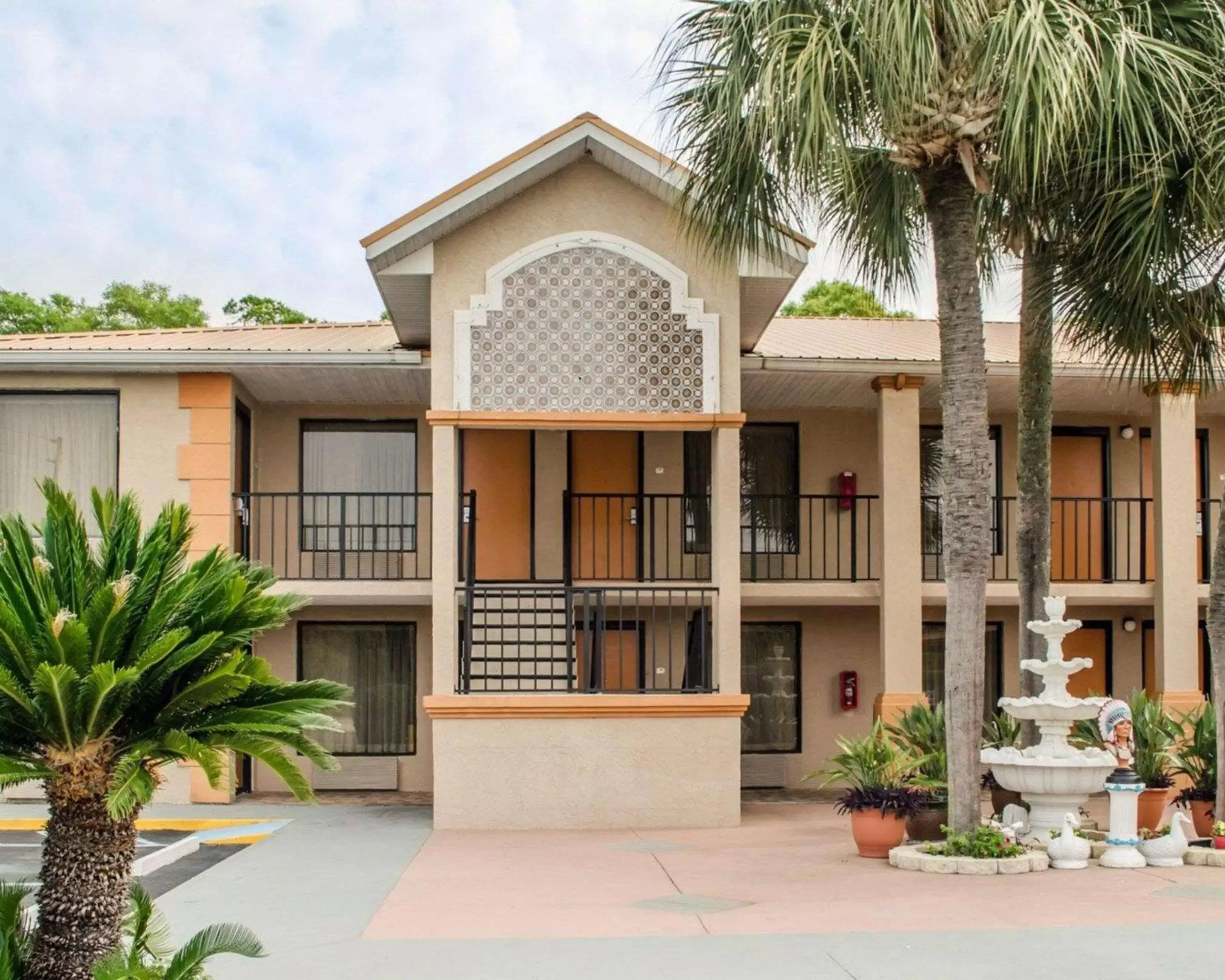 Property building in Quality Inn near Manatee Springs State Park Property building in Quality Inn near Manatee Springs State Park
