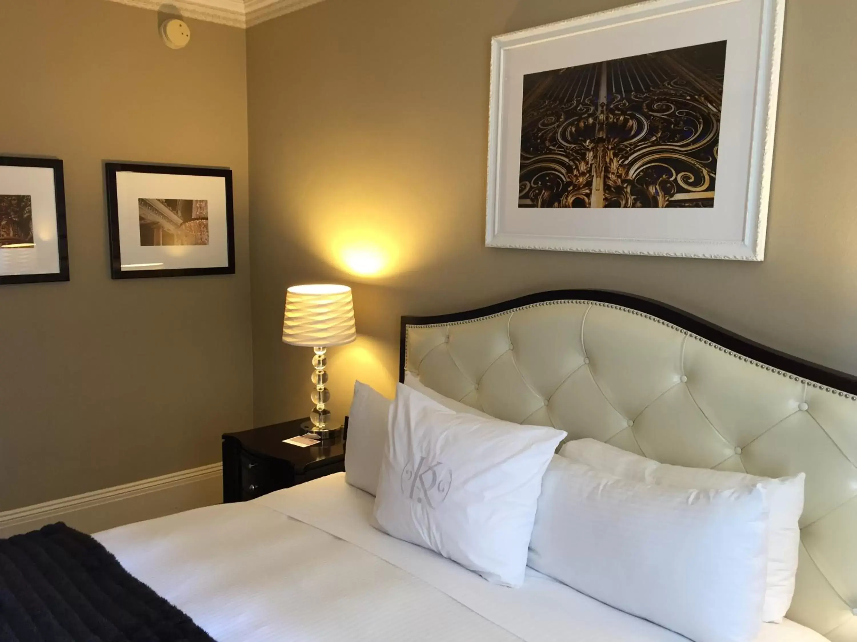 Bed in Kensington Park Hotel