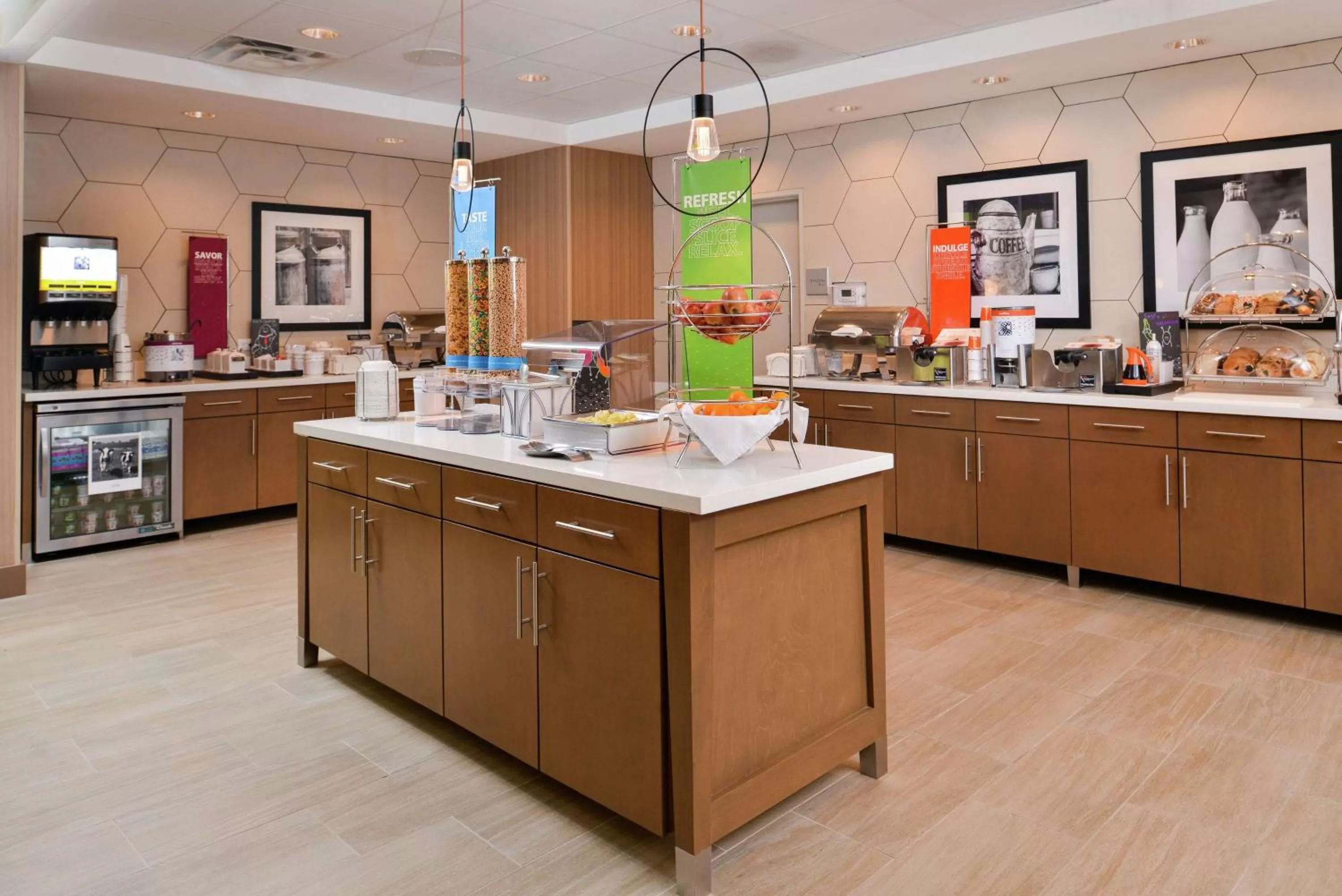 Breakfast in Hampton Inn & Suites Saint Paul Oakdale Woodbury