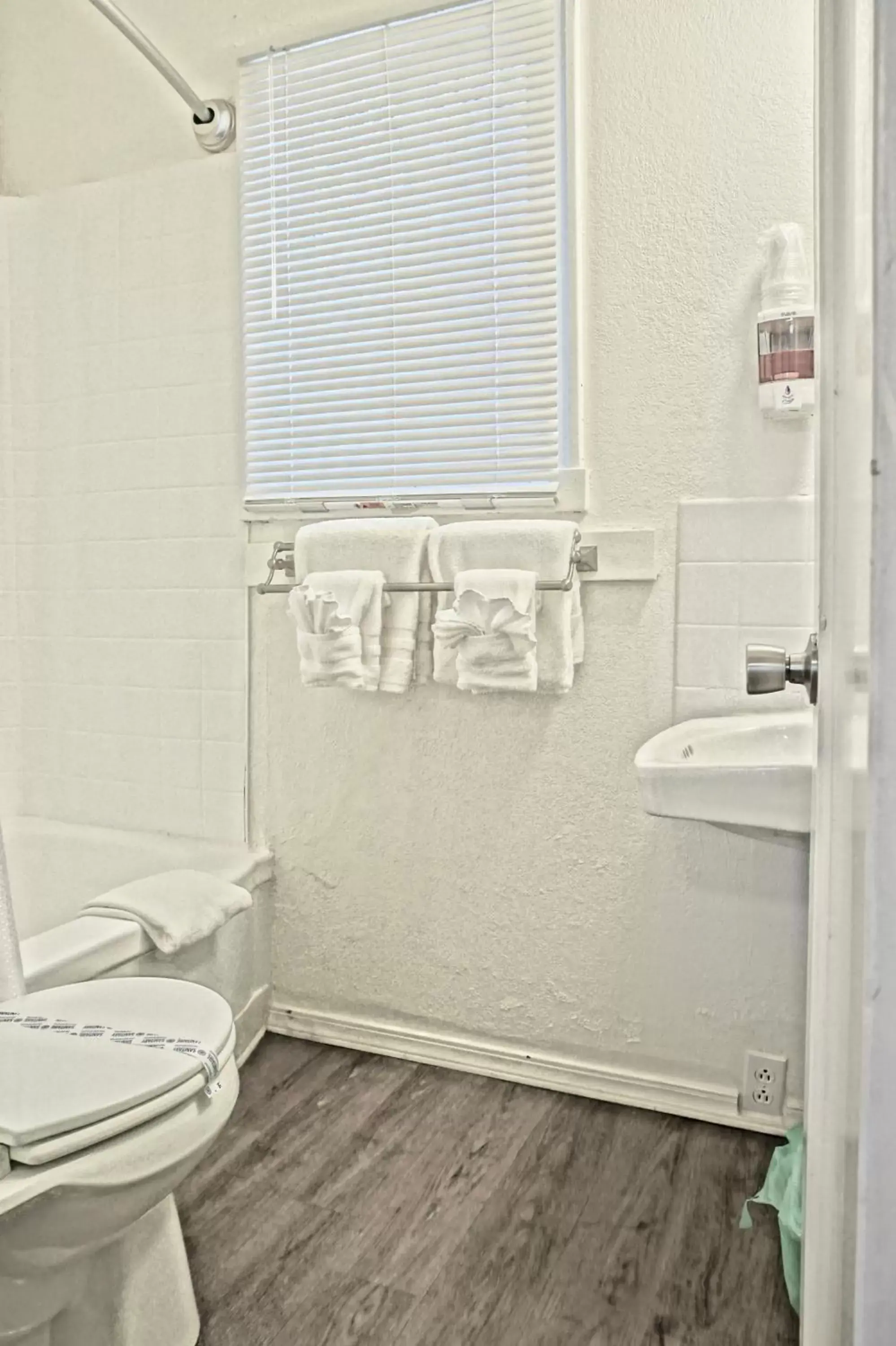 Bathroom in Arbor Inn Motel Oakridge