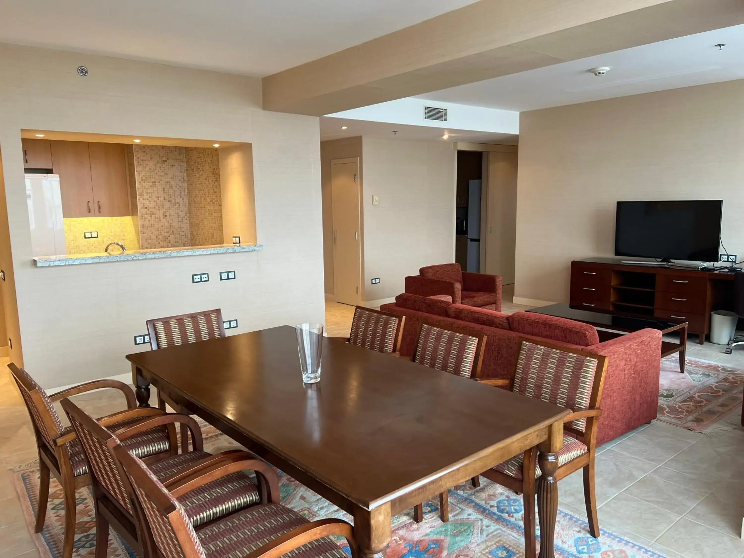 Communal lounge/ TV room, Dining Area in Marriott Executive Apartments Atyrau