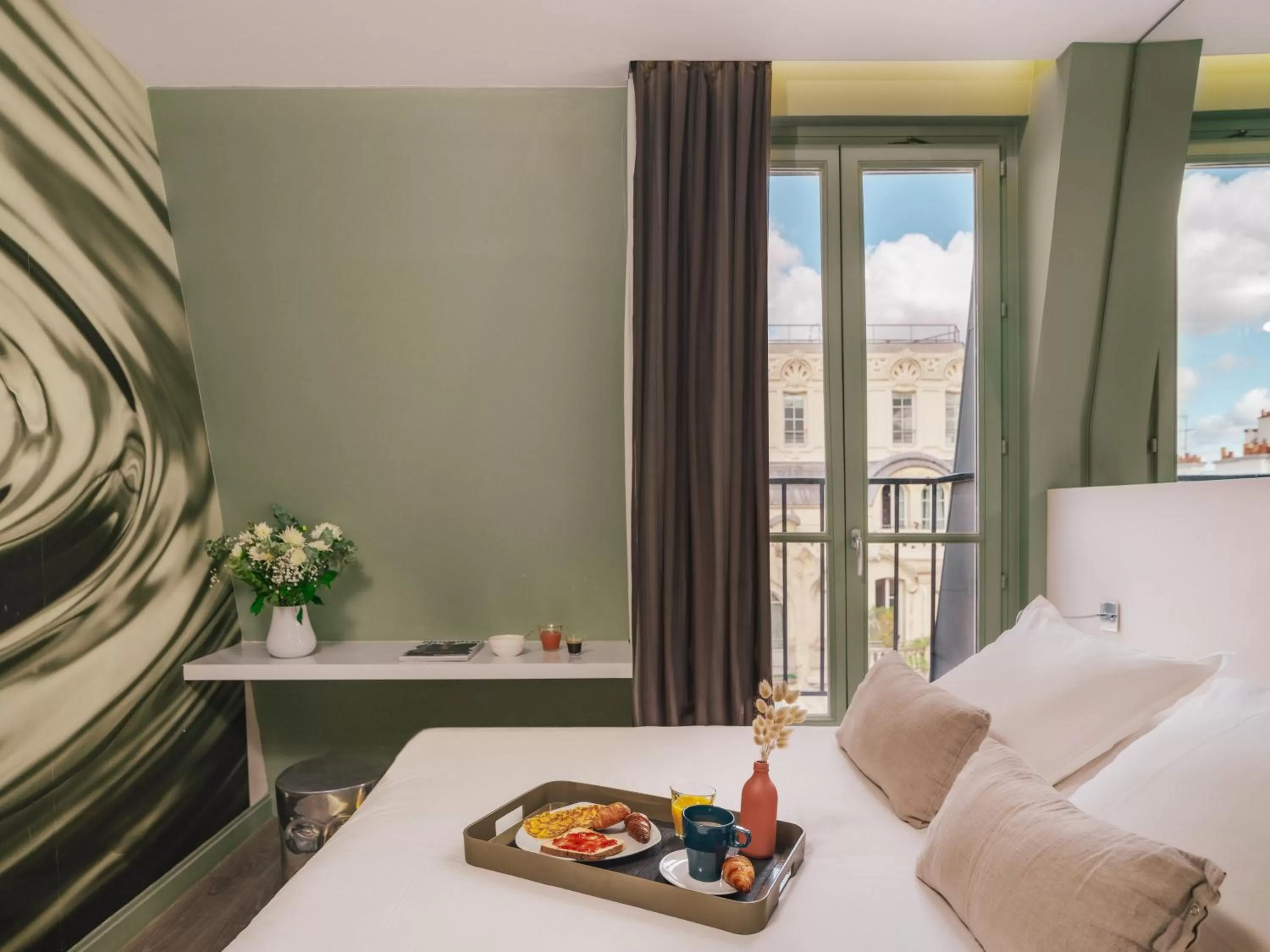 Bedroom, Bed in Legend Hôtel Paris