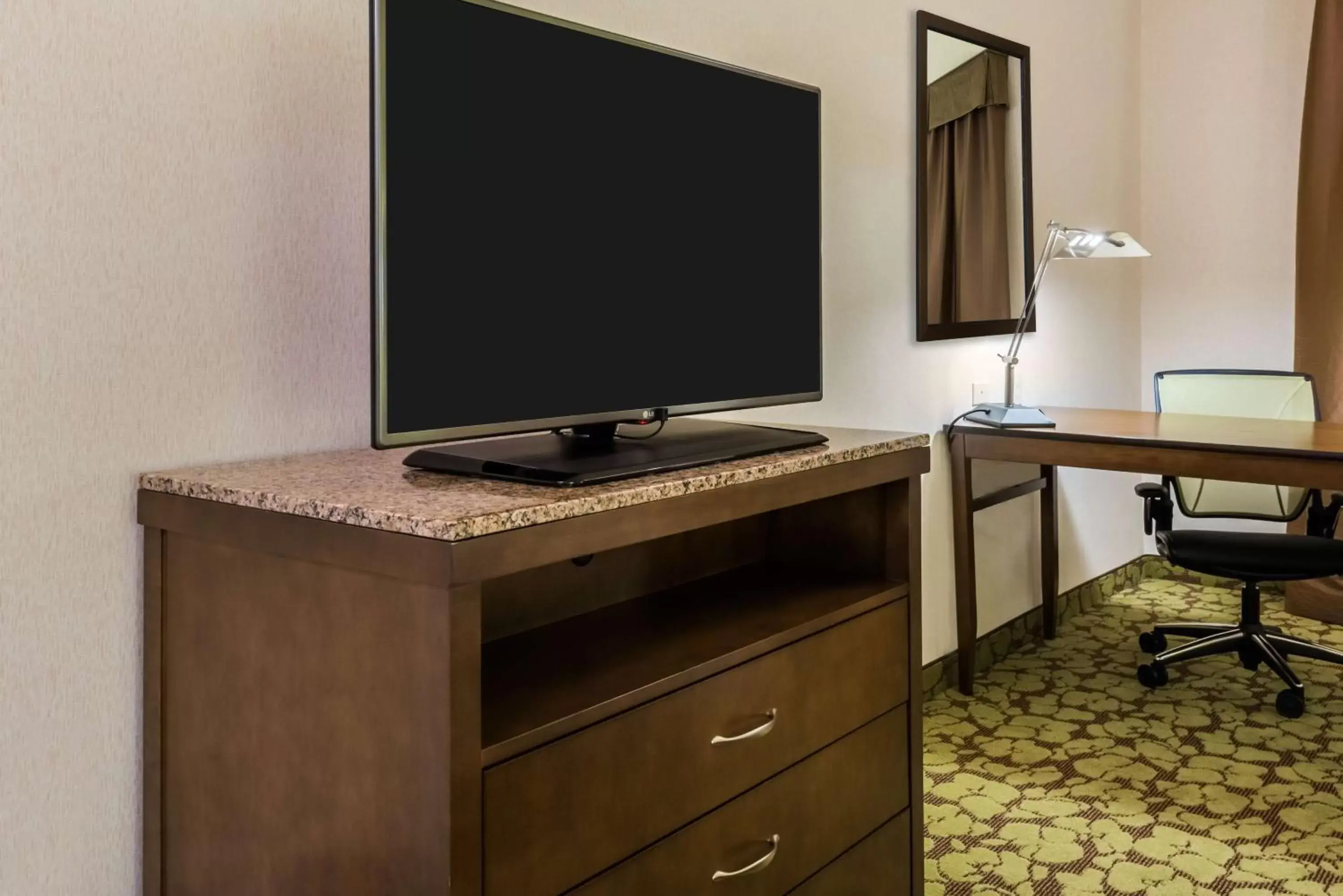 Bedroom, TV/Entertainment Center in Hilton Garden Inn Wayne