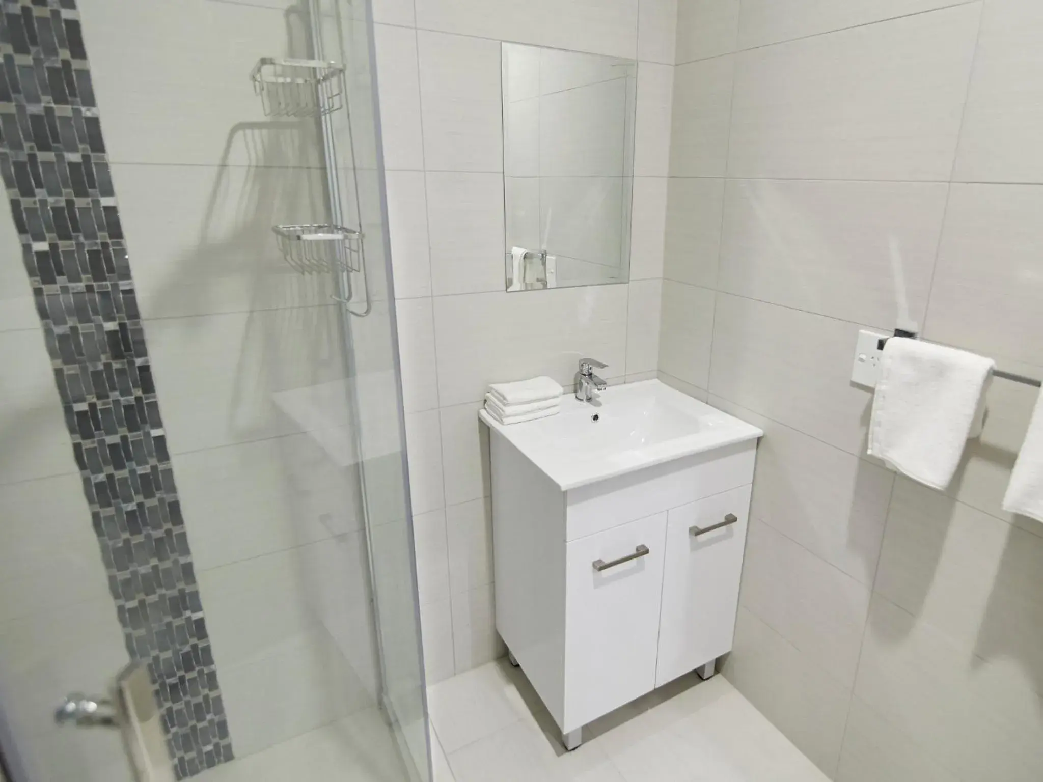 Shower, Bathroom in Three Palms Lodge