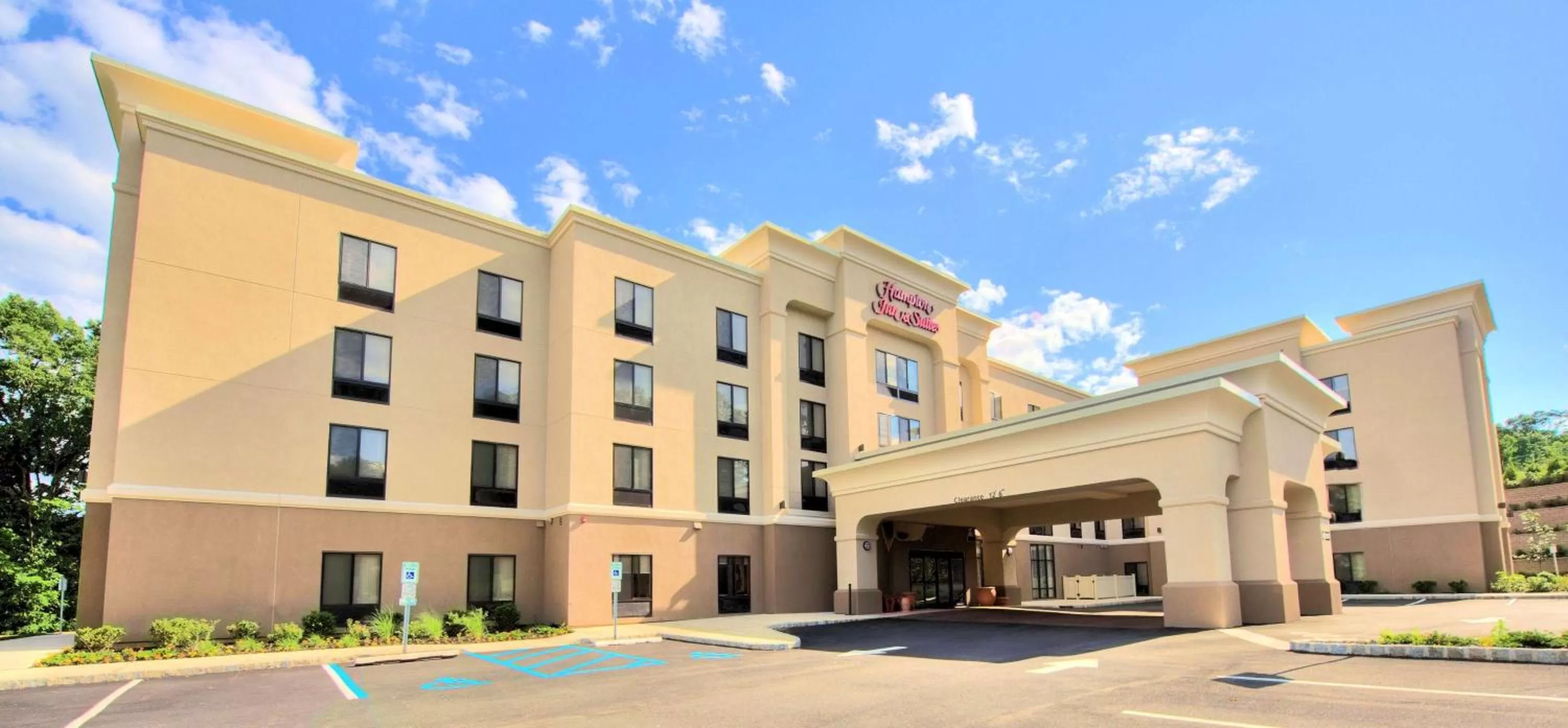 Property building in Hampton Inn and Suites Parsippany/North