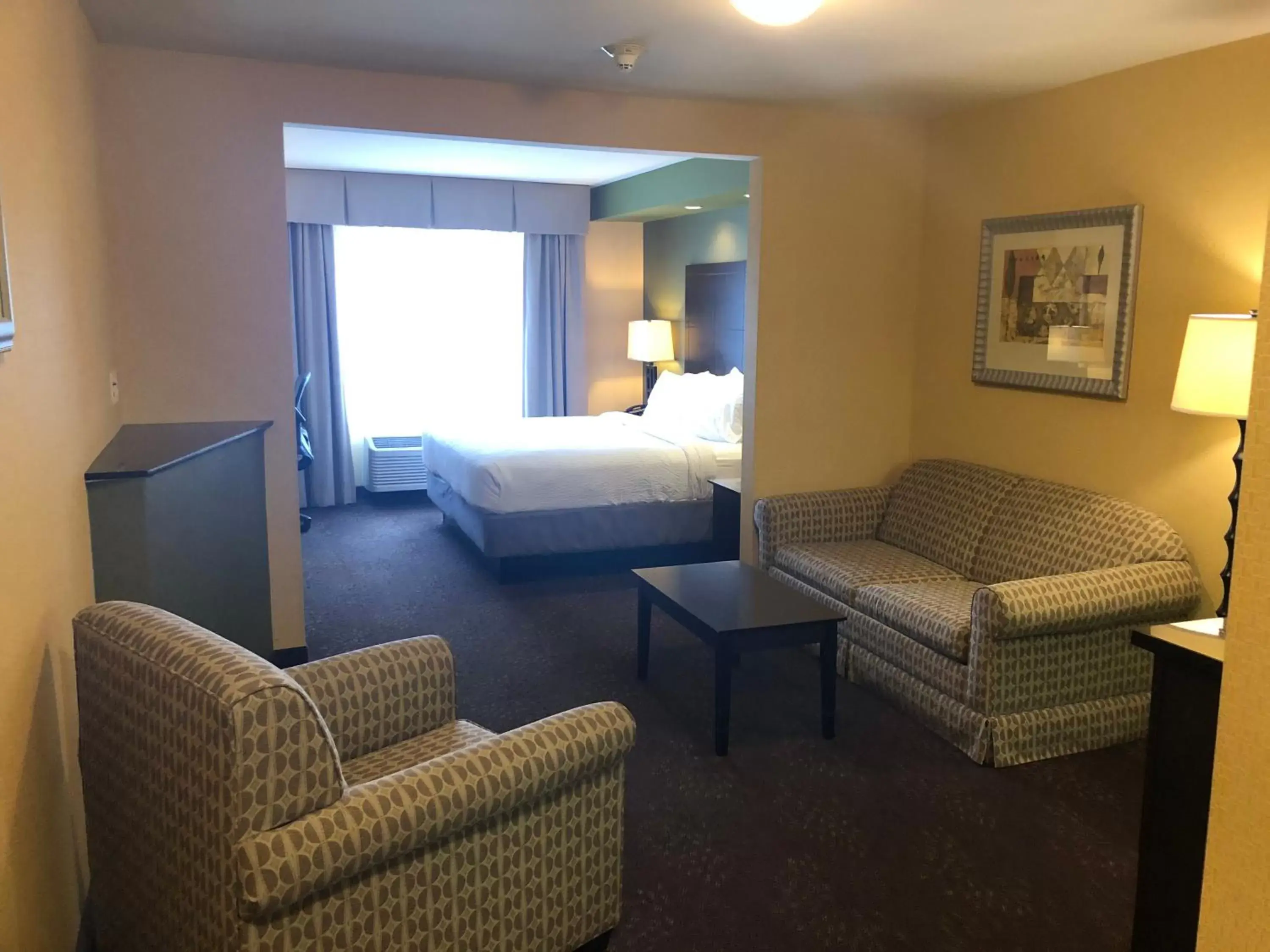 Bed in Holiday Inn Express Hotel & Suites Lansing-Dimondale, an IHG Hotel