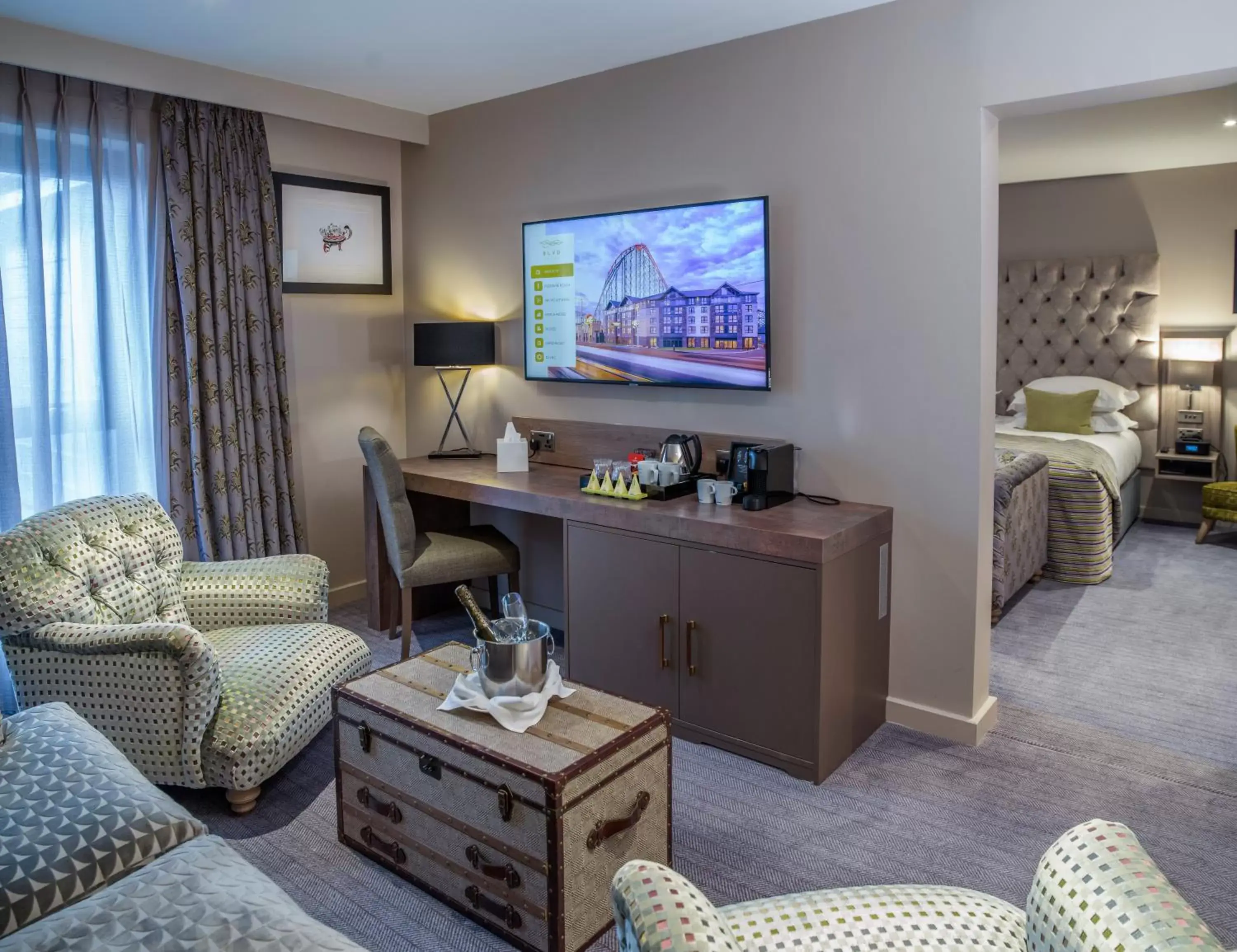 TV and multimedia, TV/Entertainment Center in Boulevard Hotel