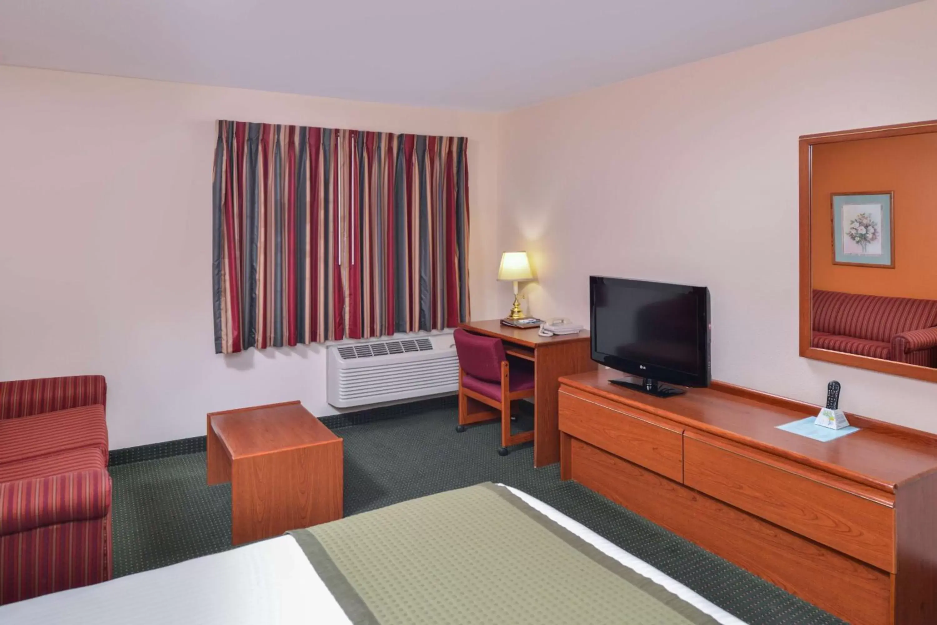 Photo of the whole room, TV/Entertainment Center in Travelodge by Wyndham, Newberg