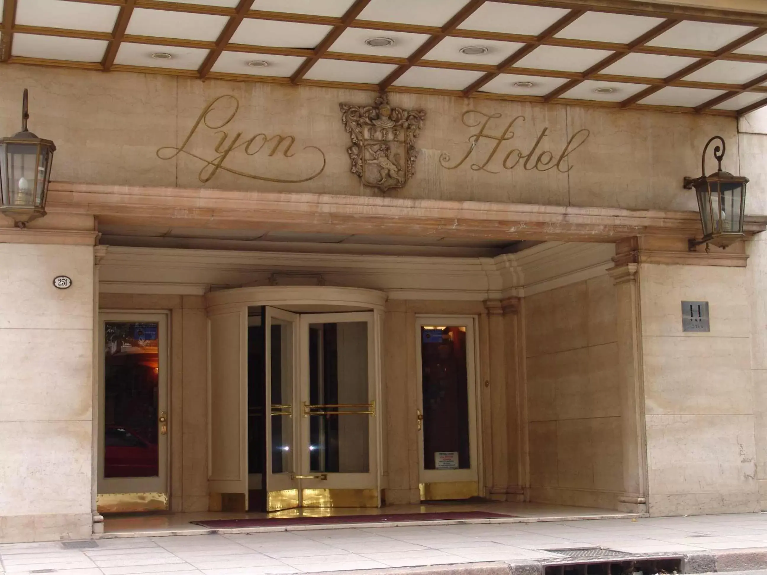 Facade/entrance in Hotel Lyon by MH