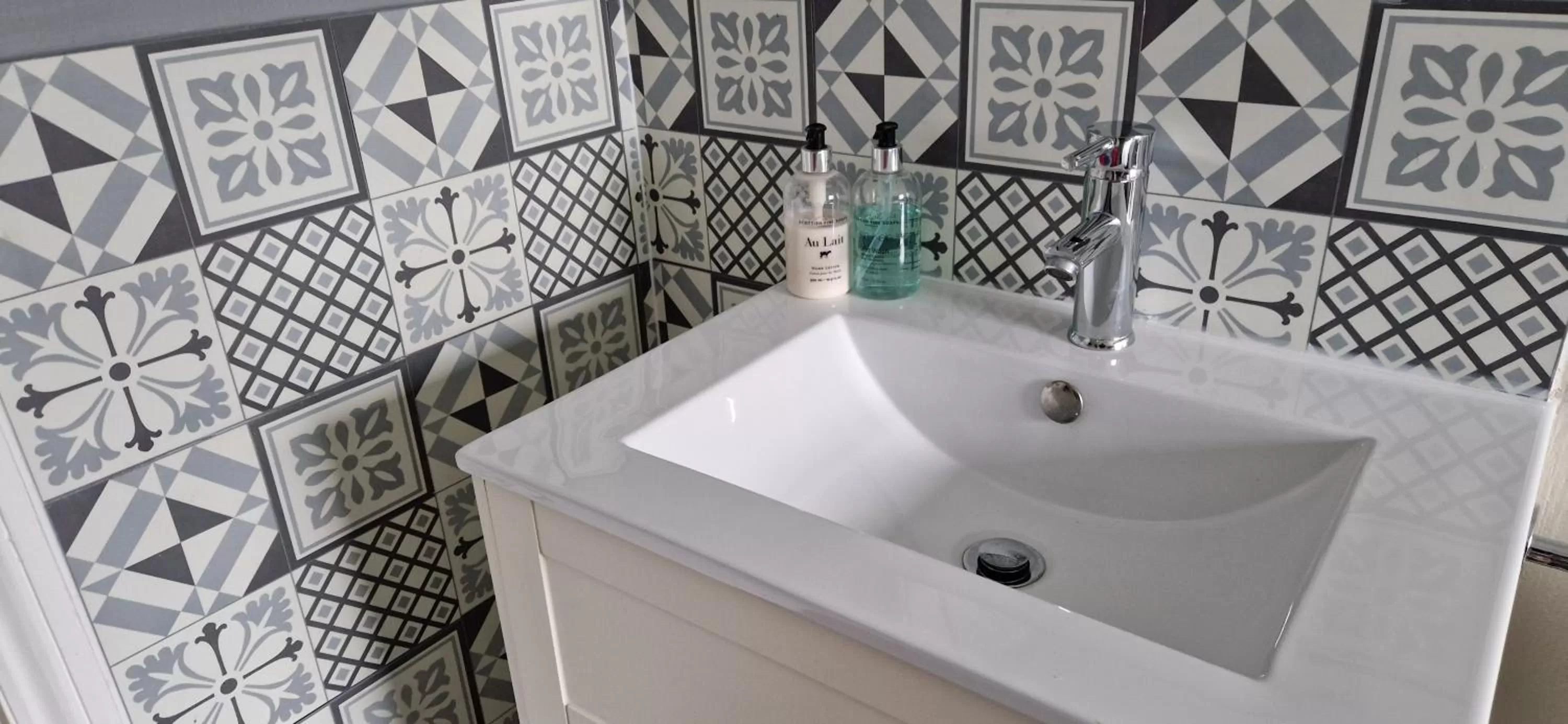 Bathroom in Glencoe Guest House