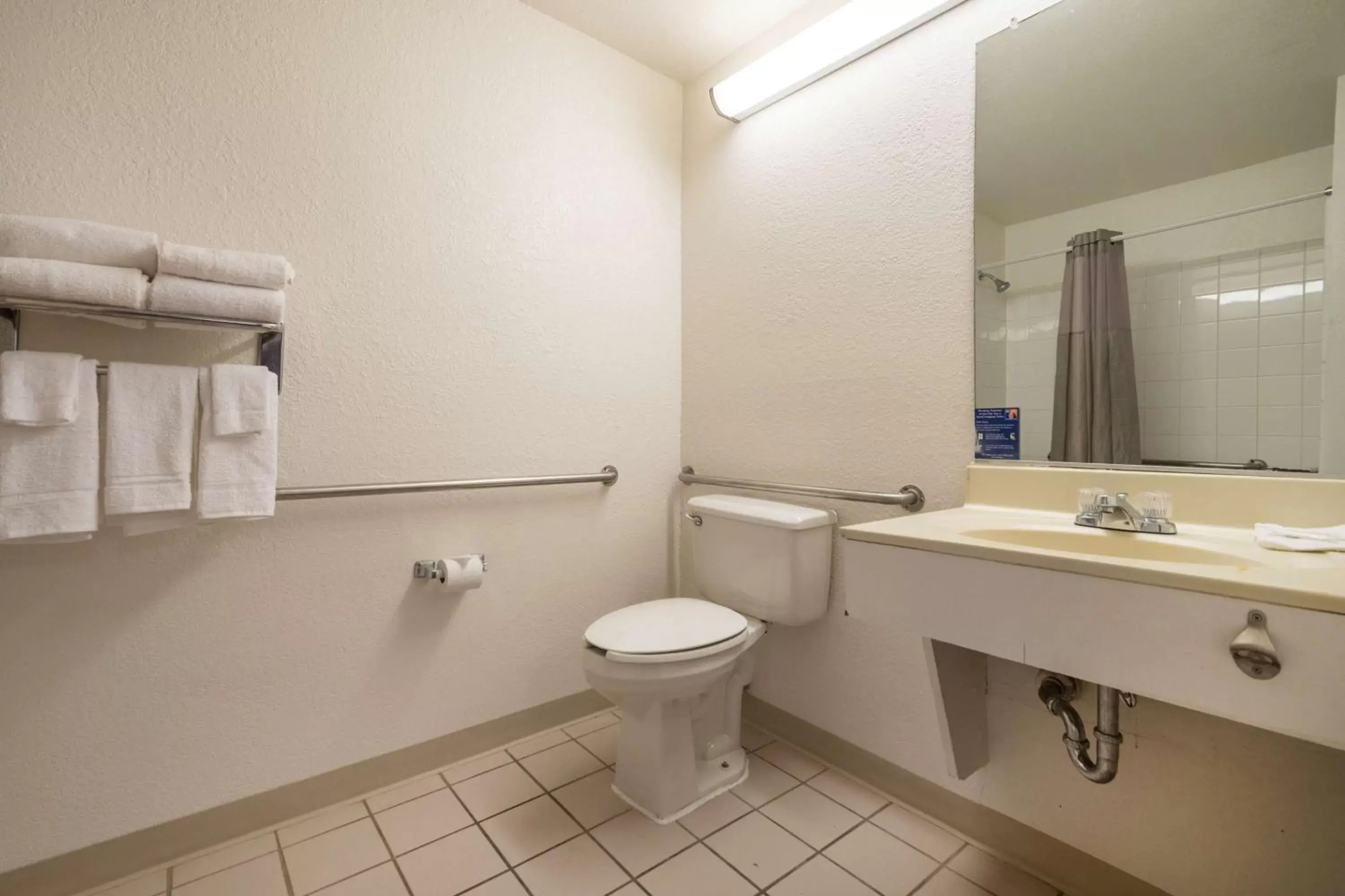 Queen Room - Disability Access - Roll in Shower in Motel 6 Duluth, Ga - Atlanta - Gwinnett Place