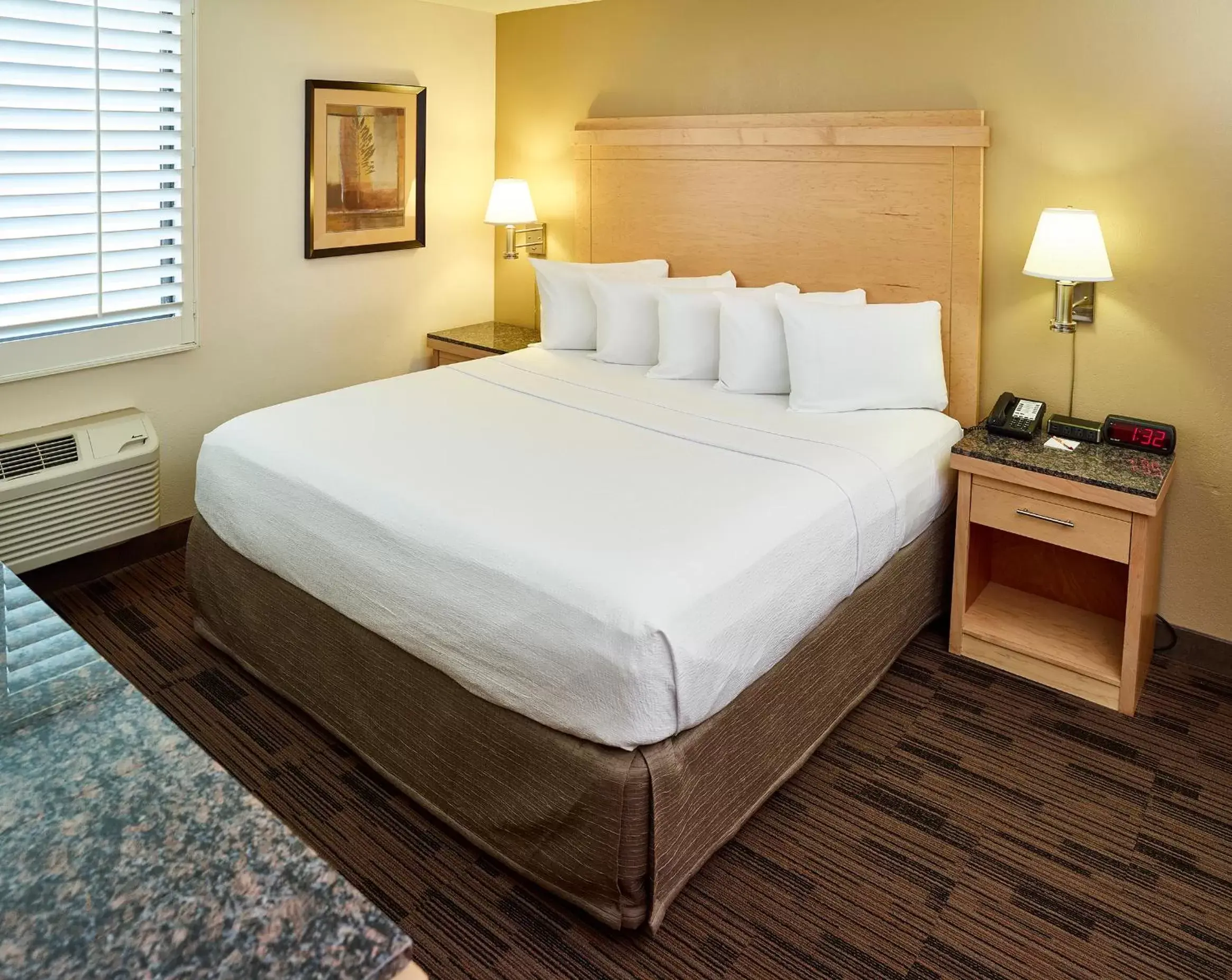 Bed in LivINN Hotel St Paul East / Maplewood