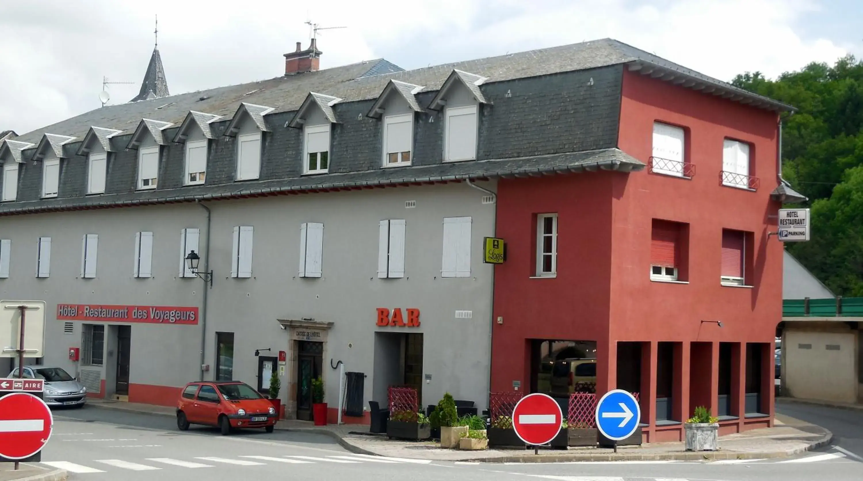 Facade/entrance, Property Building in Logis des Voyageurs