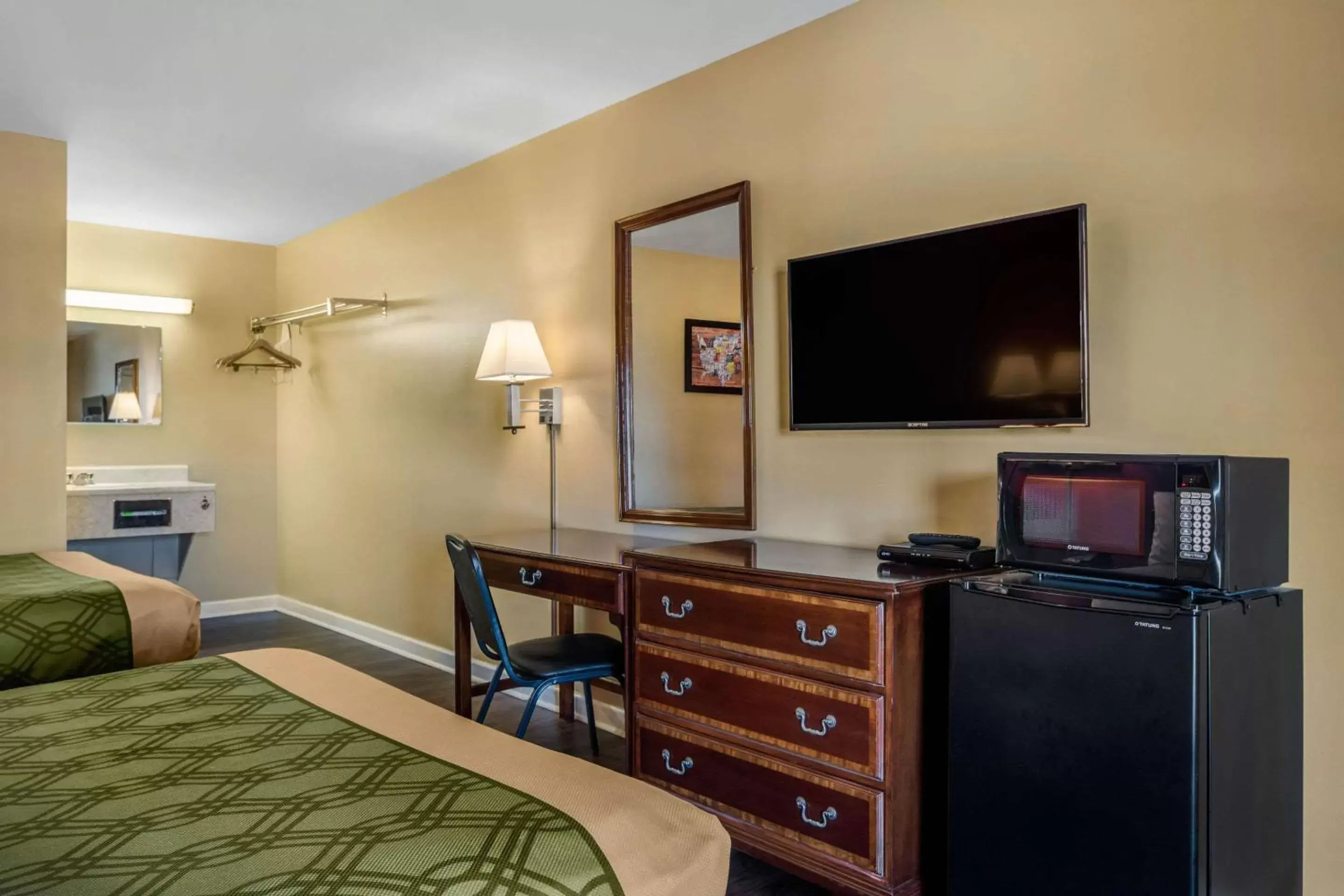 Bedroom, TV/Entertainment Center in Econo Lodge