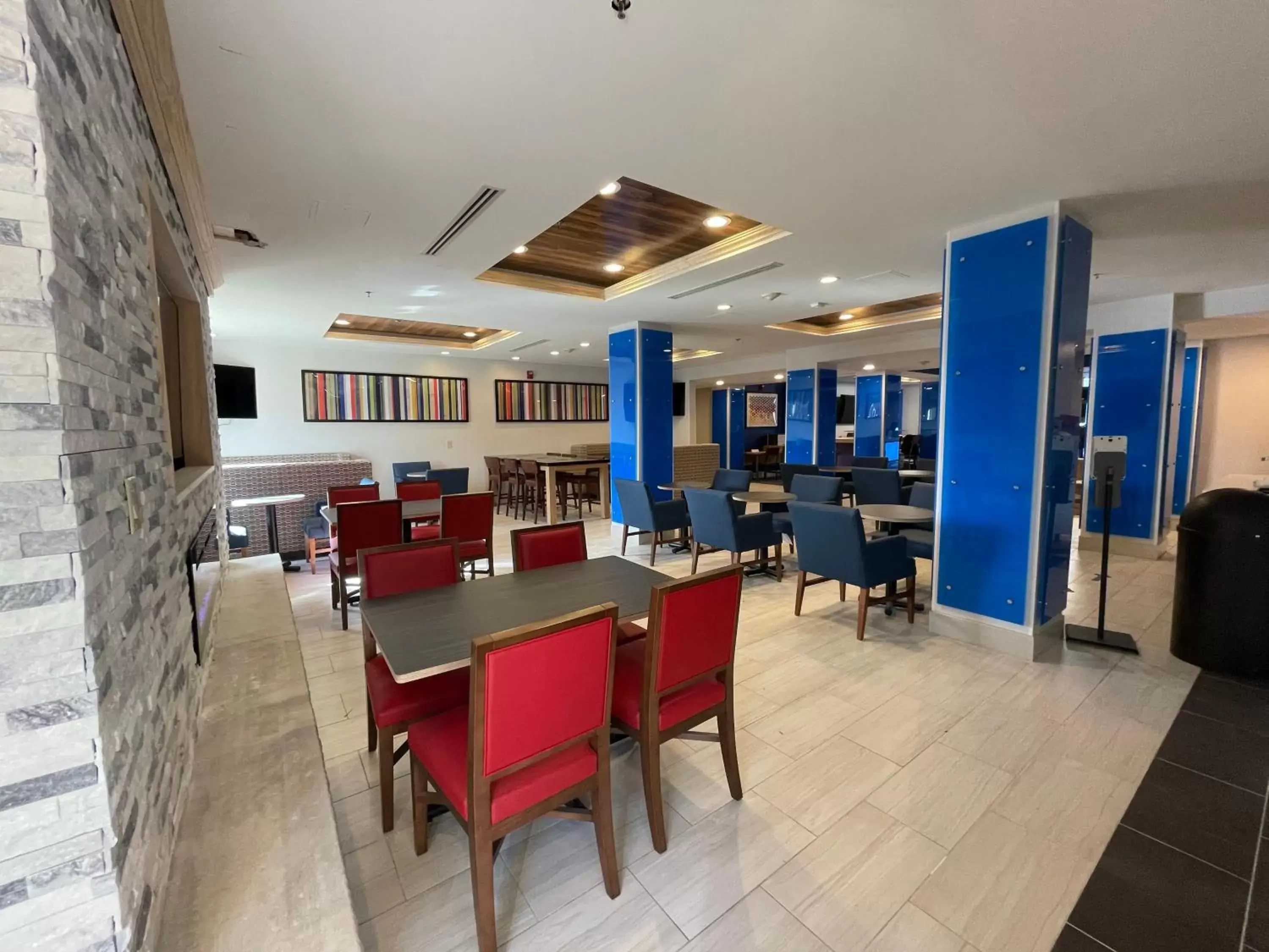 Lobby or reception, Restaurant/Places to Eat in Holiday Inn Express & Suites Columbia - East Elkridge, Jessup an IHG Hotel