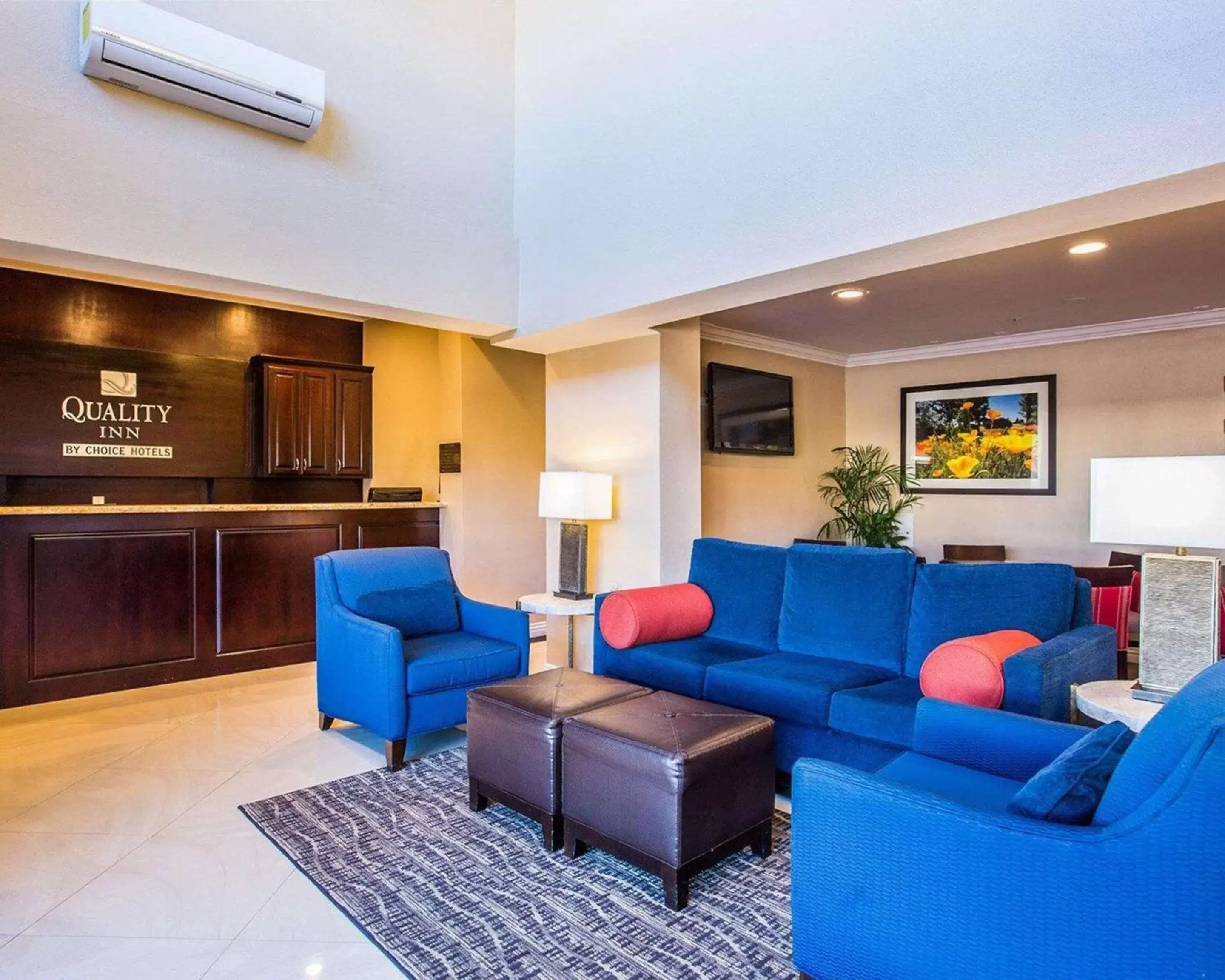 Lobby or reception, Seating Area in Quality Inn Downey
