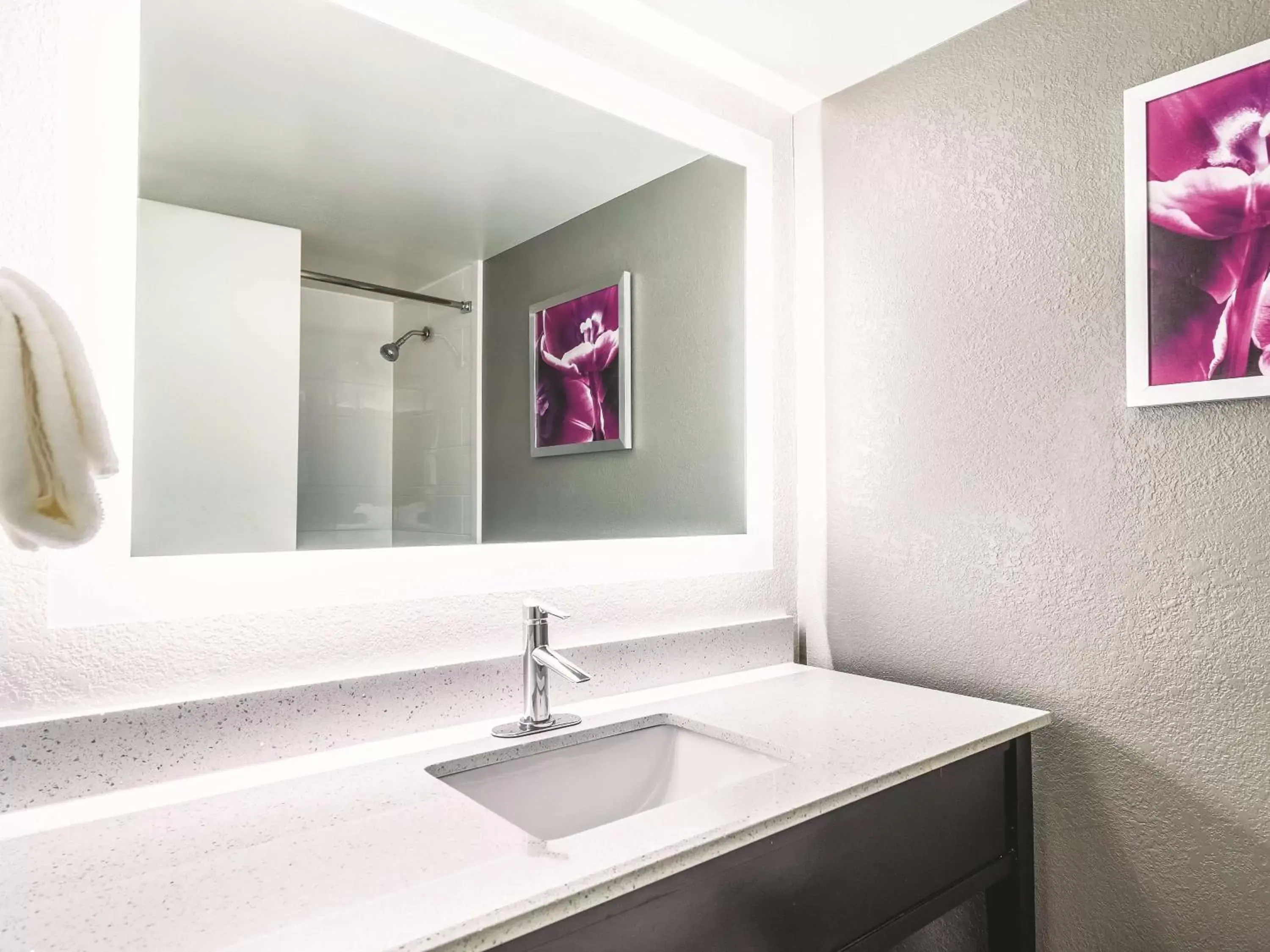 Photo of the whole room, Bathroom in La Quinta by Wyndham Cincinnati Sharonville