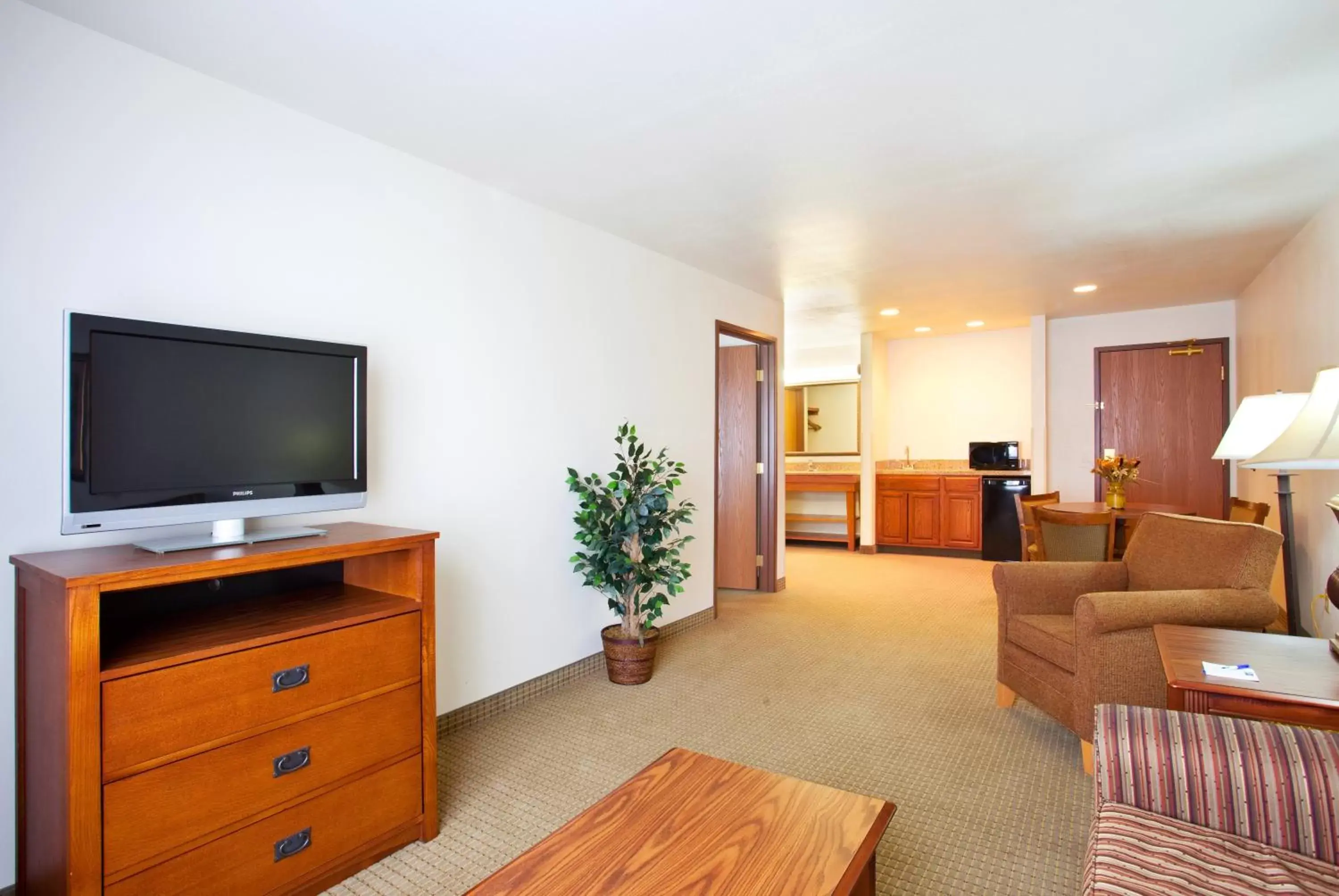 Photo of the whole room, TV/Entertainment Center in Holiday Inn Express Hotel & Suites Mattoon, an IHG Hotel