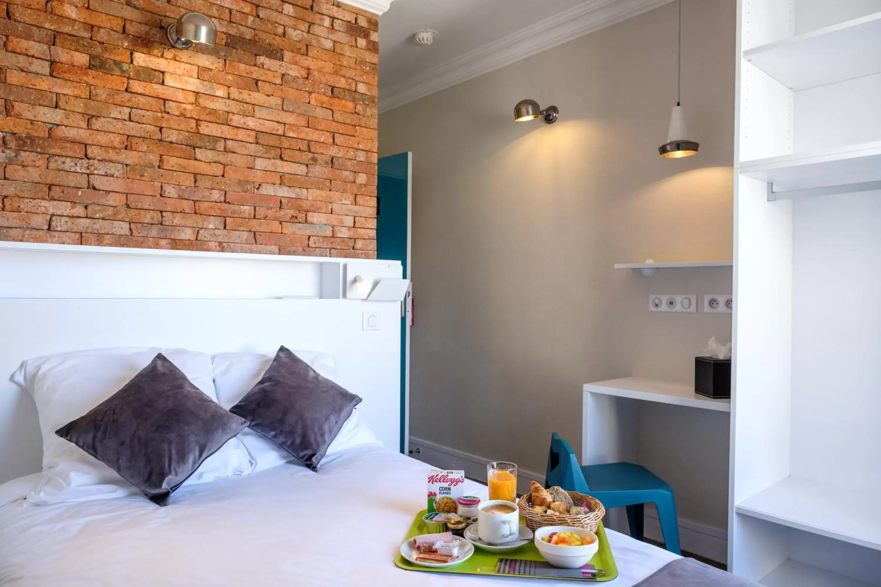 Single Room with Garden View - single occupancy in HOTEL DE PARIS MONTPARNASSE Single Room with Garden View - single occupancy in HOTEL DE PARIS MONTPARNASSE