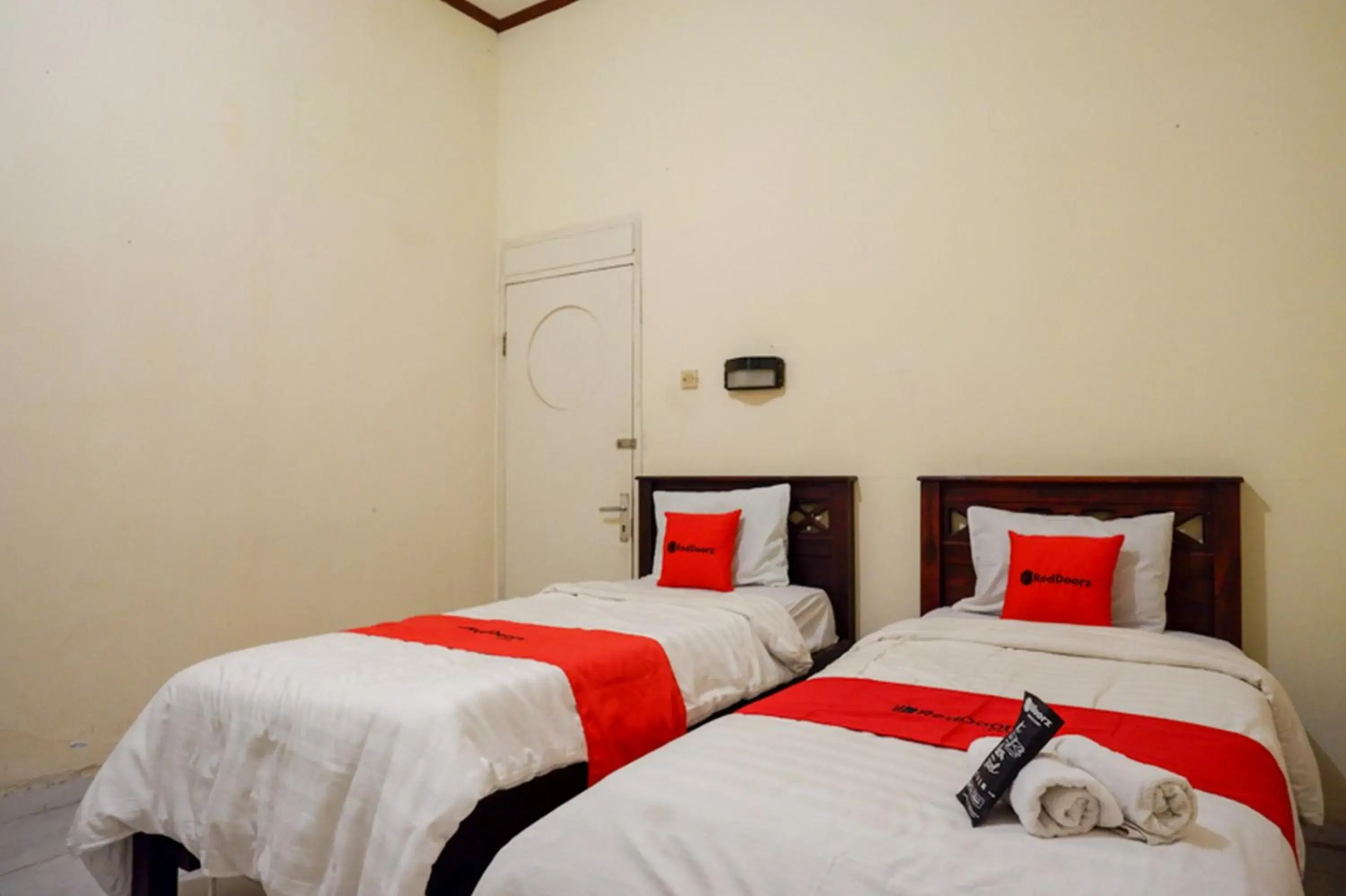 Bed in RedDoorz @ Hotel Citra Indah