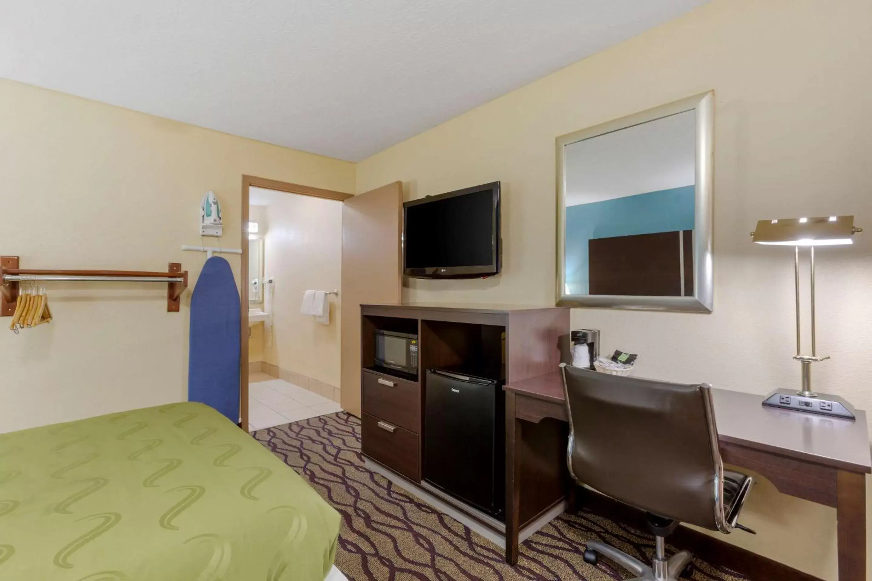 Bedroom, TV/Entertainment Center in Quality Inn Columbus-East