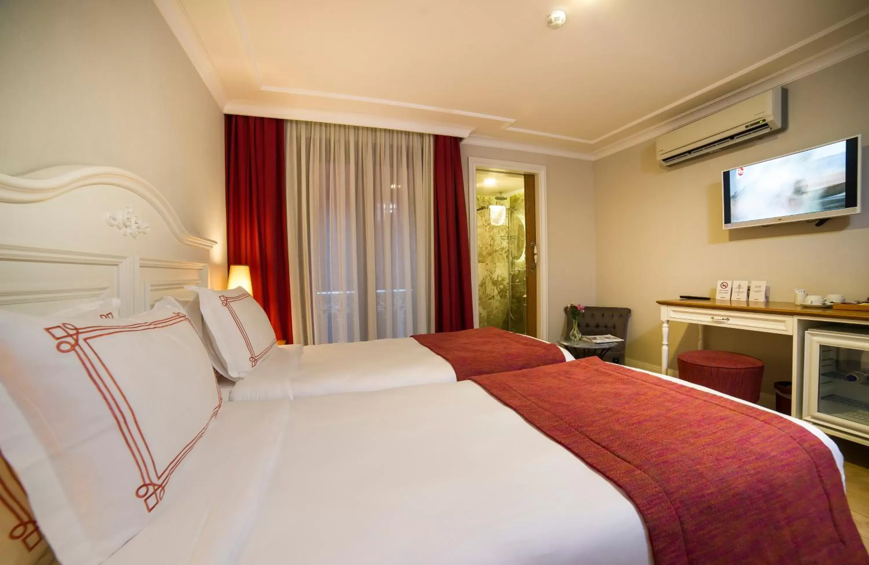 Photo of the whole room, Bed in Amofta Hotel Taksim