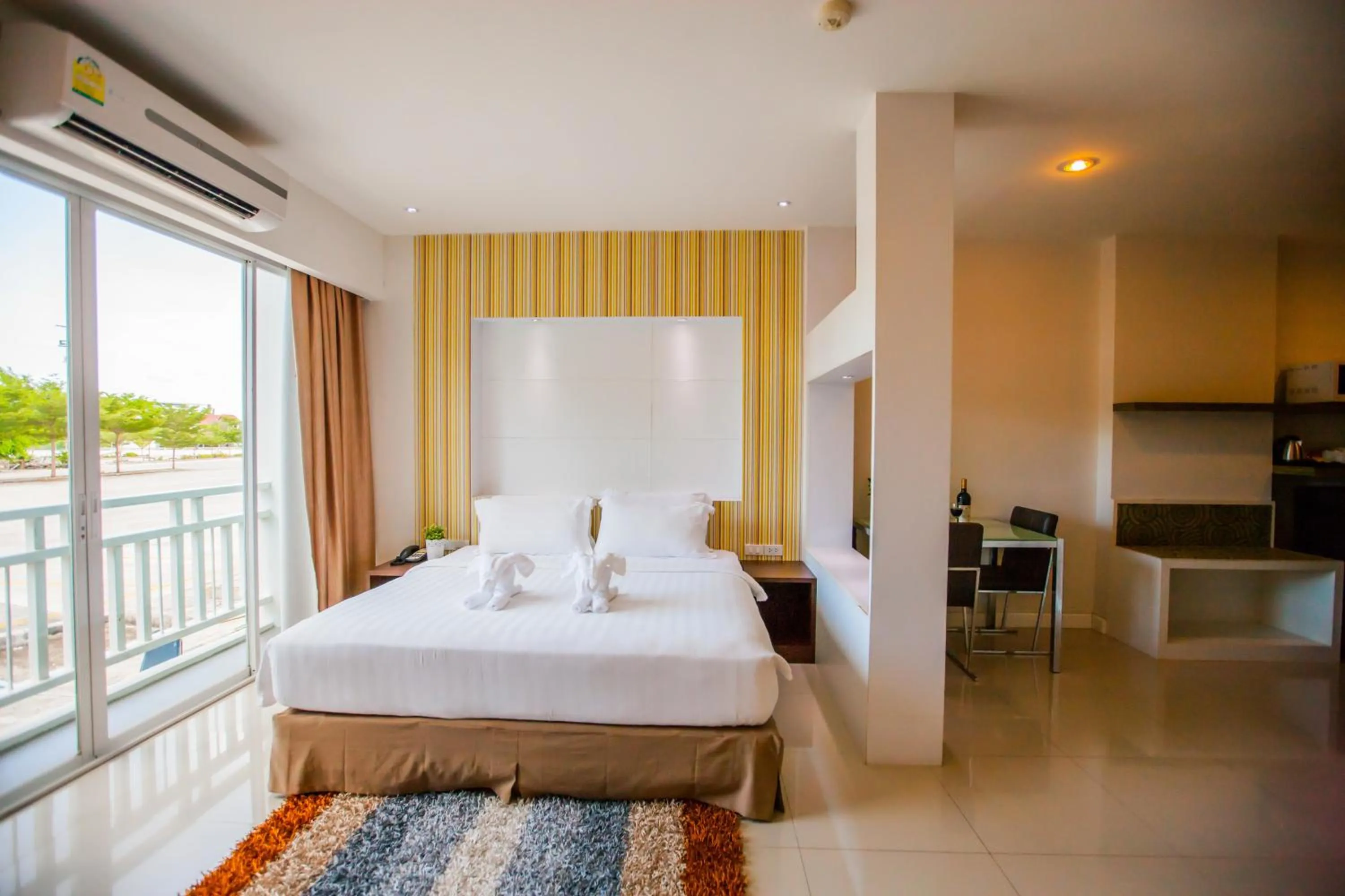 Bedroom, Bed in Golden City Rayong Hotel