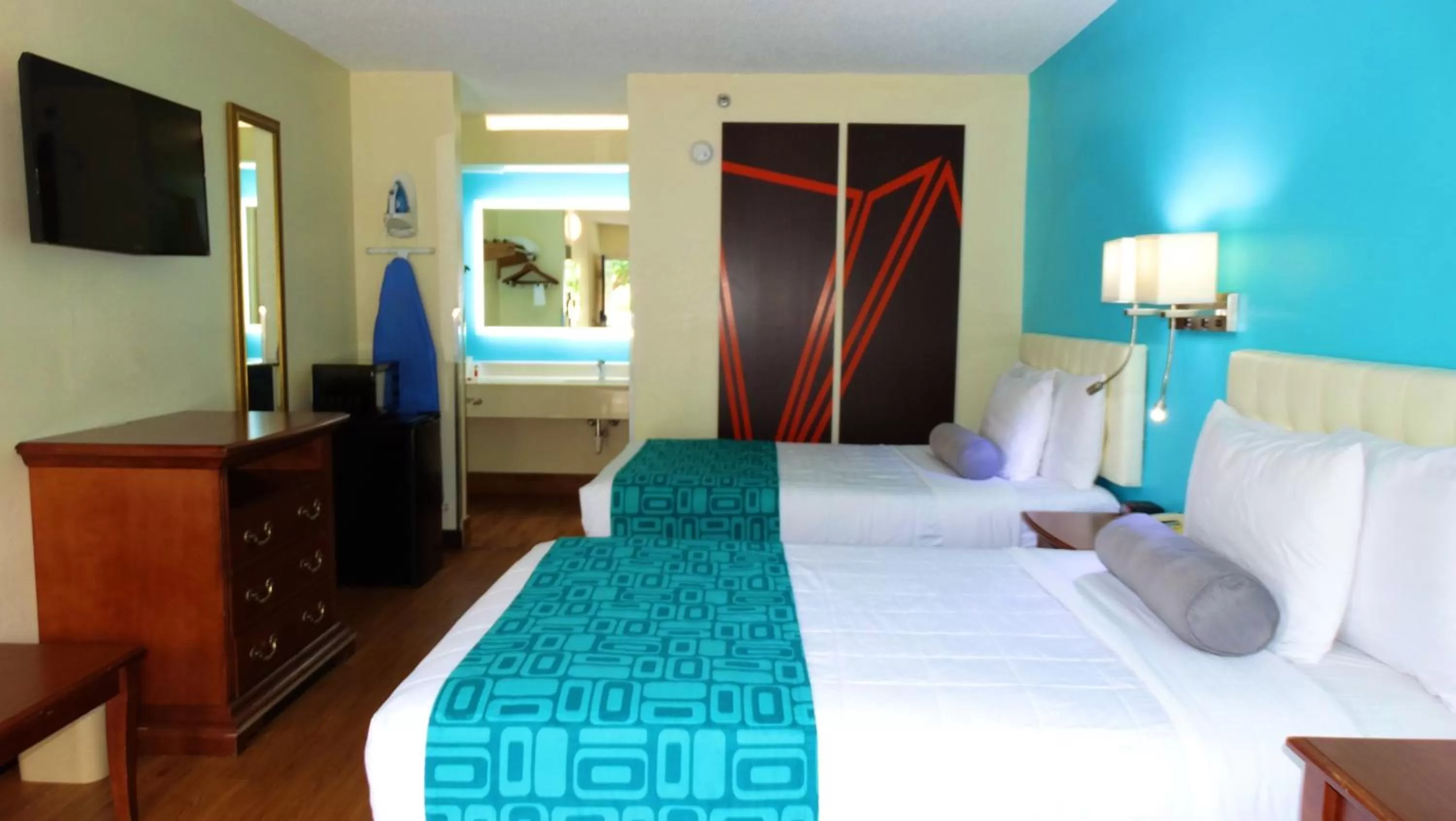 Photo of the whole room, Bed in Howard Johnson by Wyndham Savannah GA