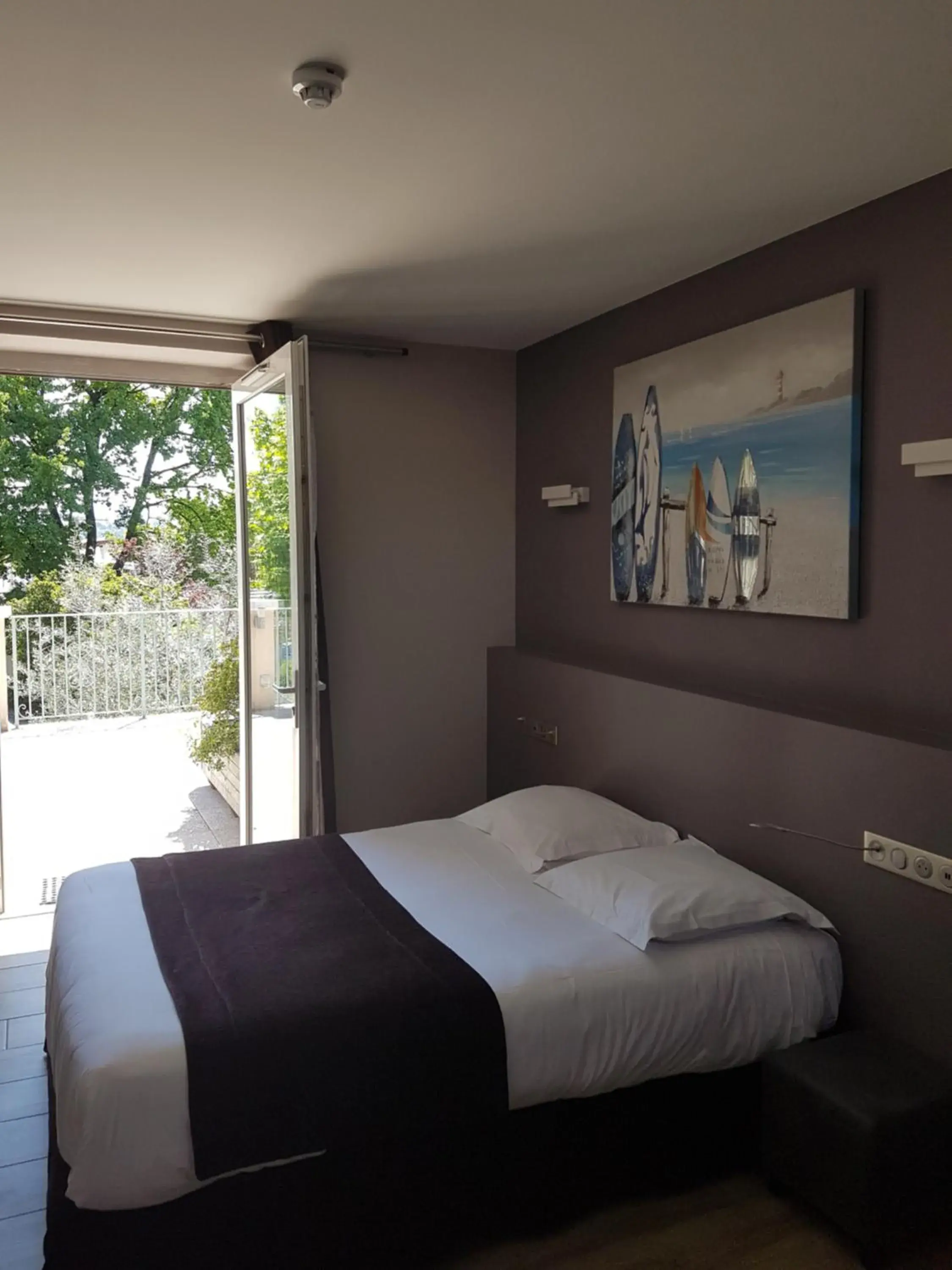 Balcony/Terrace, Bed in Logis Auberge Saint Simond