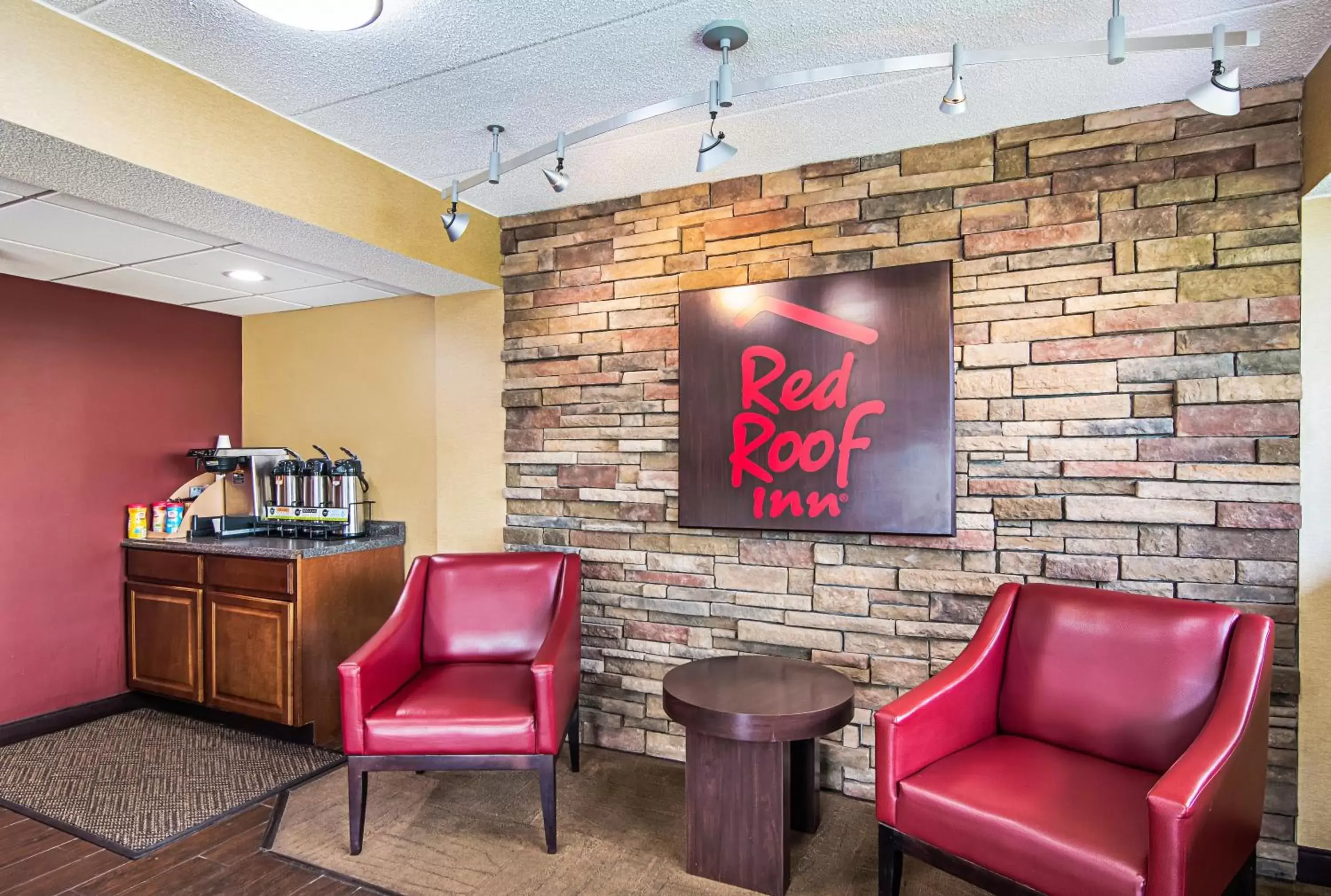 Lobby or reception, Lounge/Bar in Red Roof Inn Hampton Coliseum and Convention Center