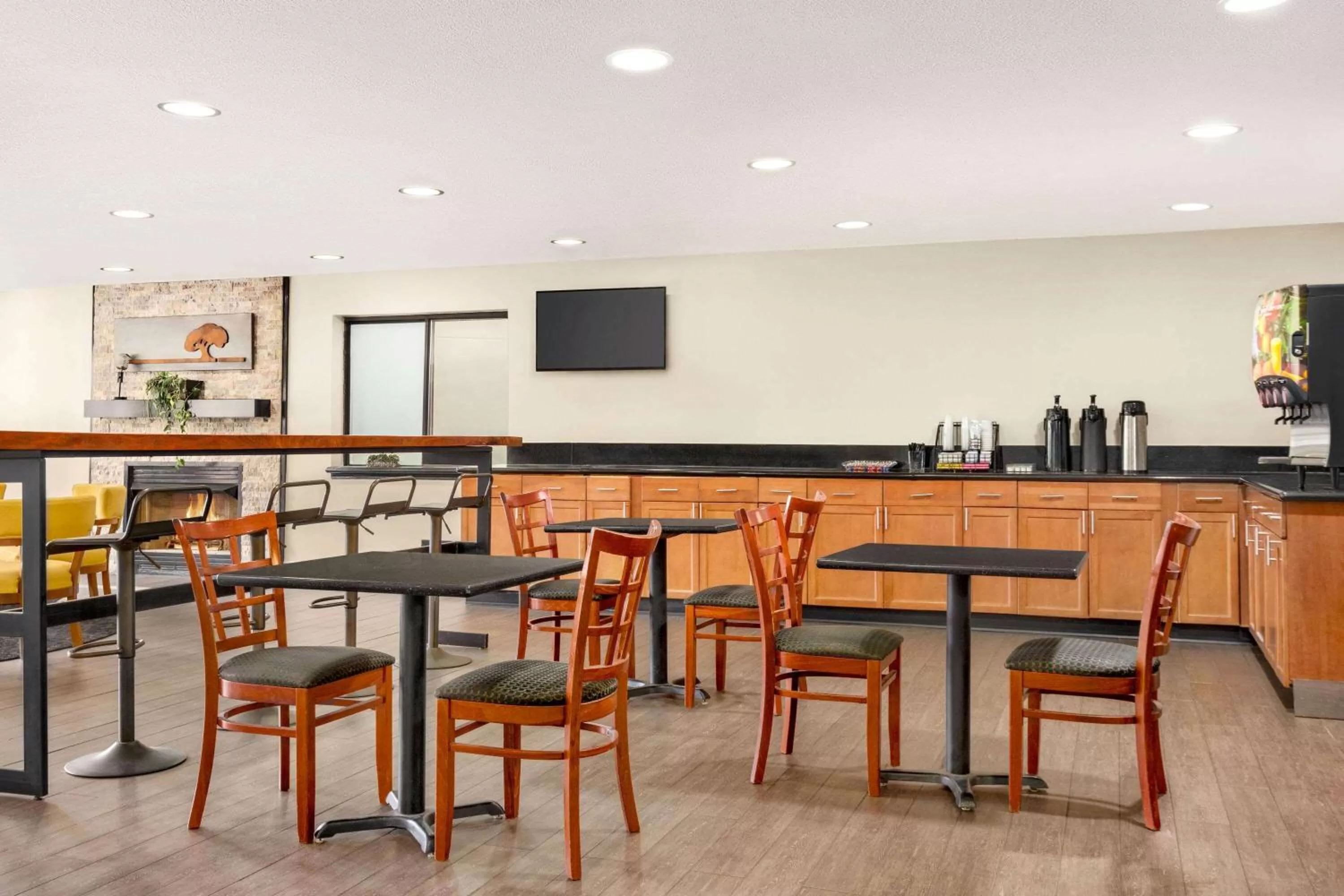 Restaurant/places to eat in Luxe Studios Nashville Airport