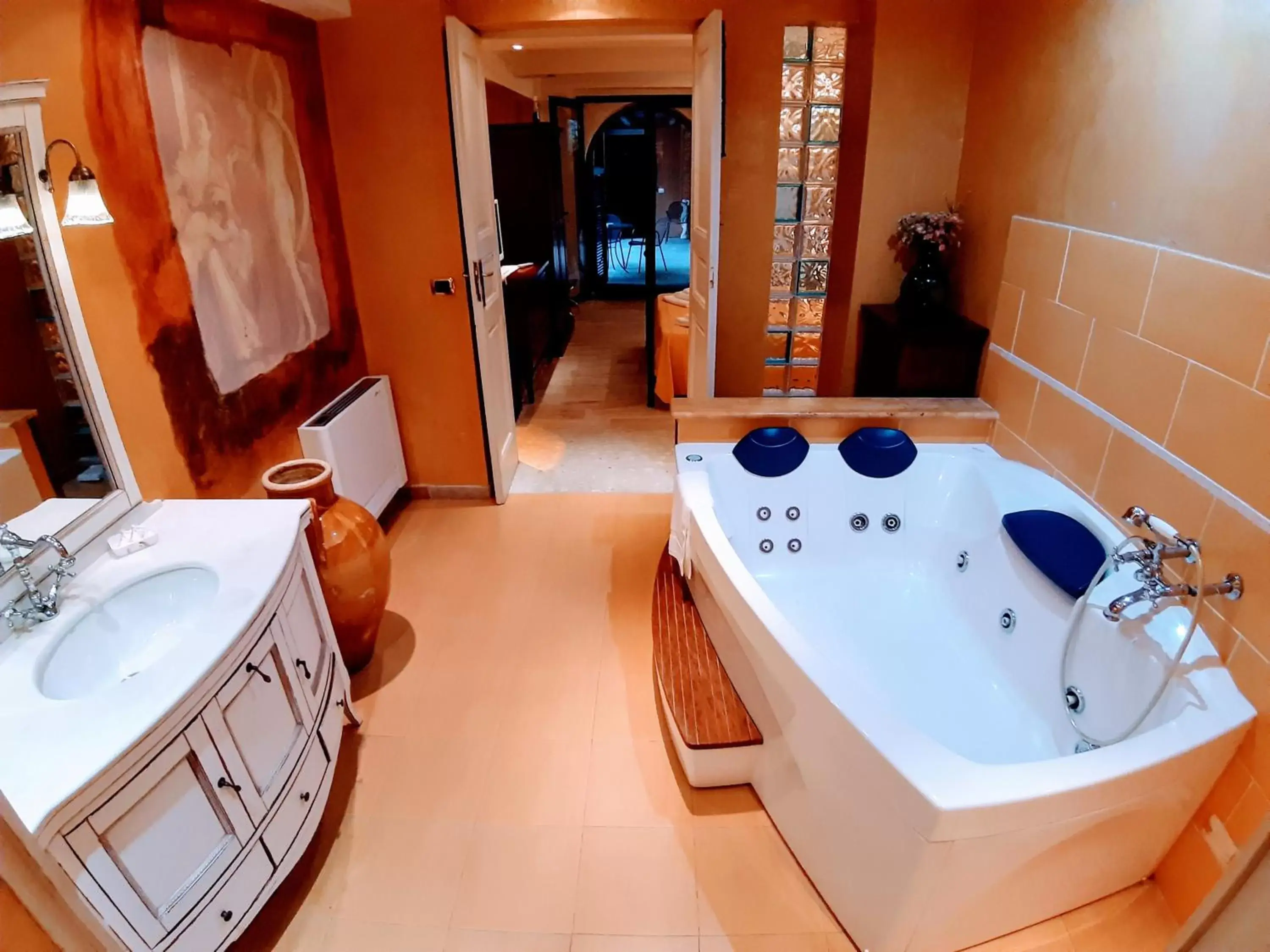 Hot Tub, Bathroom in Hotel Villa Antica Tropea