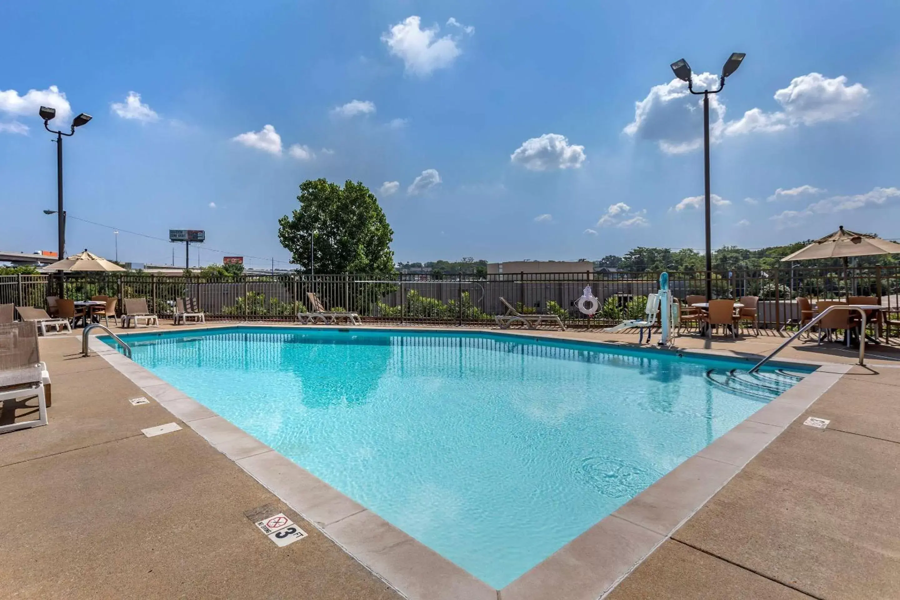 Activities, Swimming Pool in Comfort Inn Nashville West