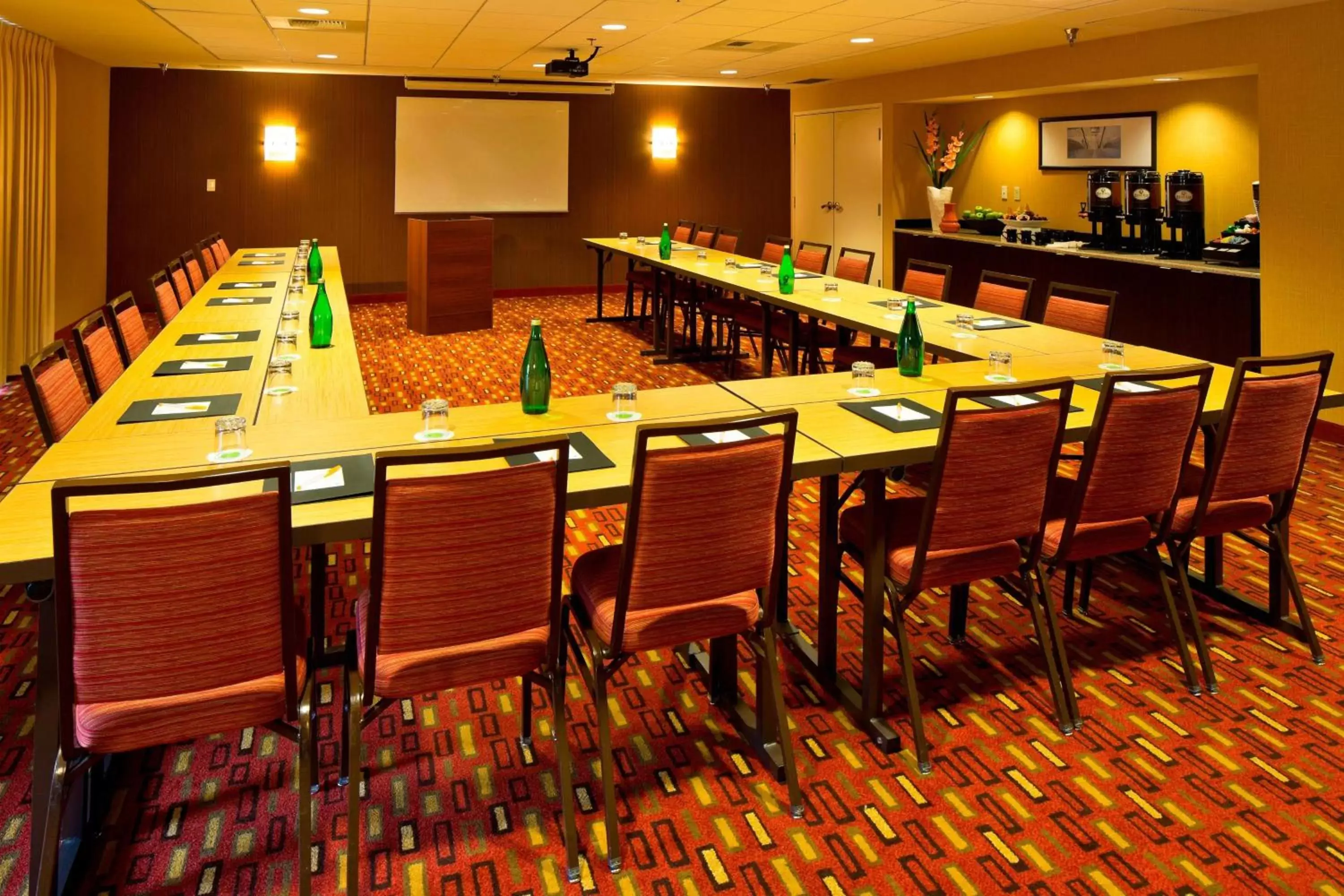 Meeting/conference room in Courtyard by Marriott Anchorage Airport