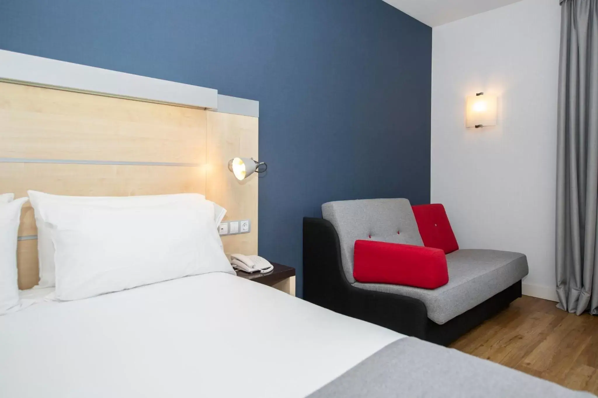 Photo of the whole room, Bed in Holiday Inn Express Molins de Rei