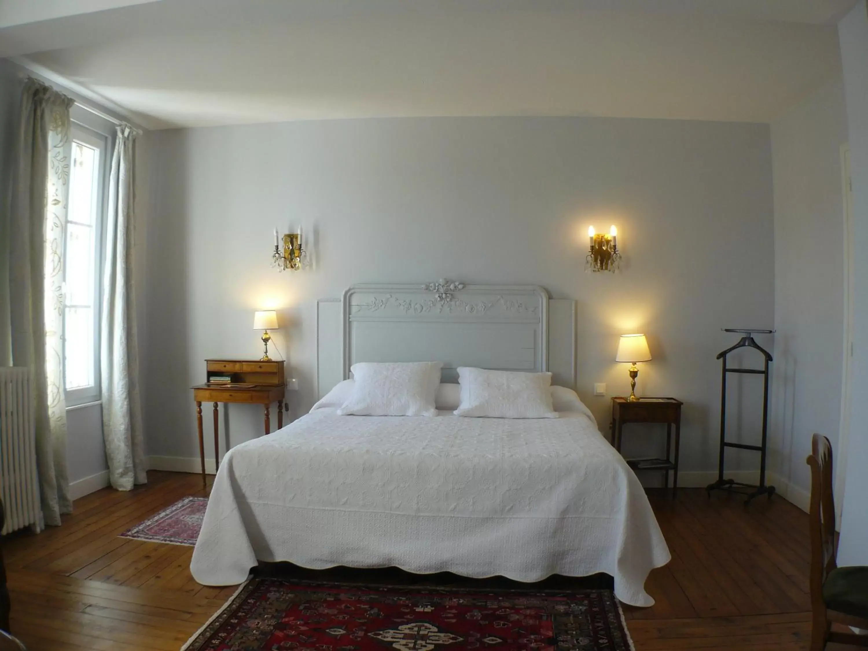 Photo of the whole room, Bed in La Maison de Saumur